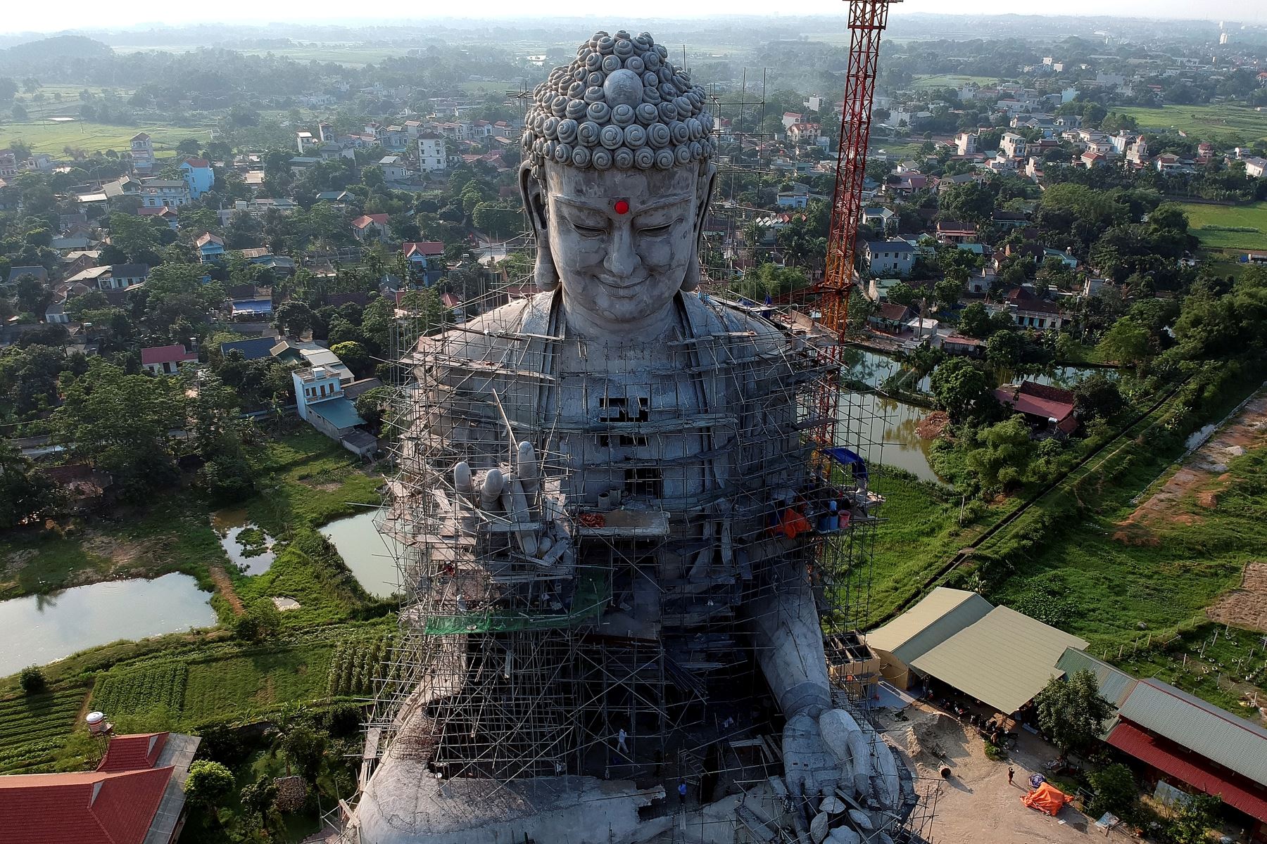 Esta fotografía aérea muestra una estatua gigante de Buda en construcción en la pagoda Khai Nguyen en Son Tay, en las afueras de Hanoi, en la víspera del día de Vesak o el festival del día de Buda, que marca el nacimiento de Gautama Buddha, su logro de iluminación. y su fallecimiento.
Foto:AFP