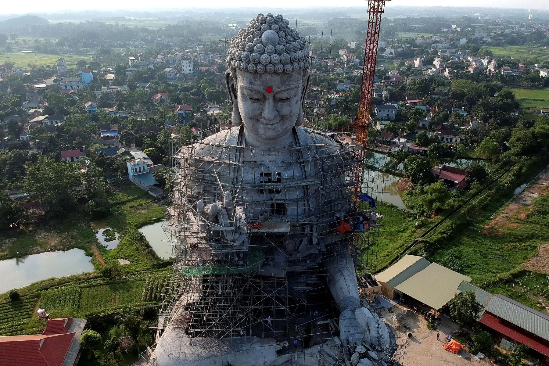 Esta fotografía aérea muestra una estatua gigante de Buda en construcción en la pagoda Khai Nguyen en Son Tay, en las afueras de Hanoi, en la víspera del día de Vesak o el festival del día de Buda, que marca el nacimiento de Gautama Buddha, su logro de iluminación. y su fallecimiento.
Foto:AFP