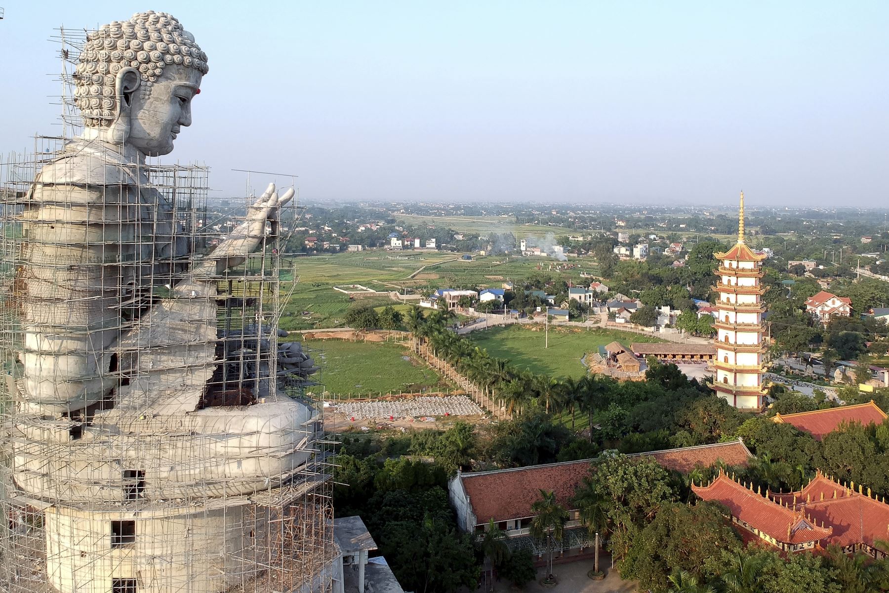 Esta fotografía aérea muestra una estatua gigante de Buda en construcción en la pagoda Khai Nguyen en Son Tay, en las afueras de Hanoi, en la víspera del día de Vesak o el festival del día de Buda, que marca el nacimiento de Gautama Buddha, su logro de iluminación. y su fallecimiento.
Foto:AFP