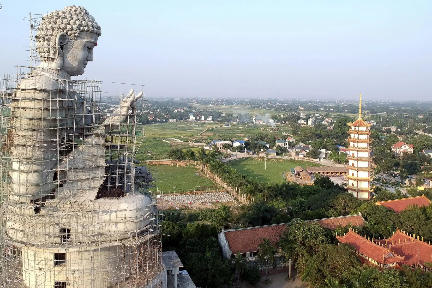 Esta fotografía aérea muestra una estatua gigante de Buda en construcción en la pagoda Khai Nguyen en Son Tay, en las afueras de Hanoi, en la víspera del día de Vesak o el festival del día de Buda, que marca el nacimiento de Gautama Buddha, su logro de iluminación. y su fallecimiento.
Foto:AFP
