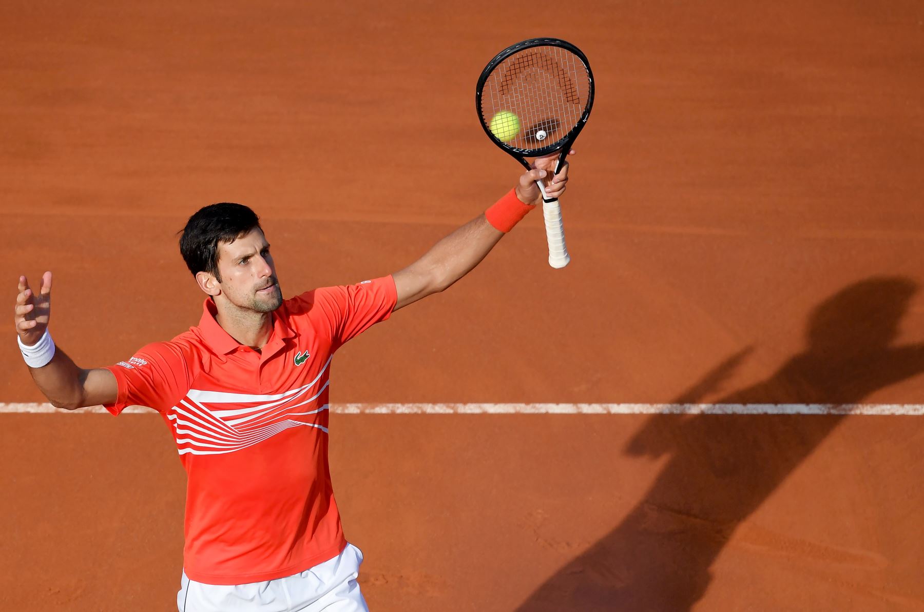 Novak Djokovic de Serbia reacciona después de ganar un punto contra Rafael Nadal de España durante su último partido de tenis del torneo ATP Masters en el Foro Italico en Roma .
Foto:AFP
