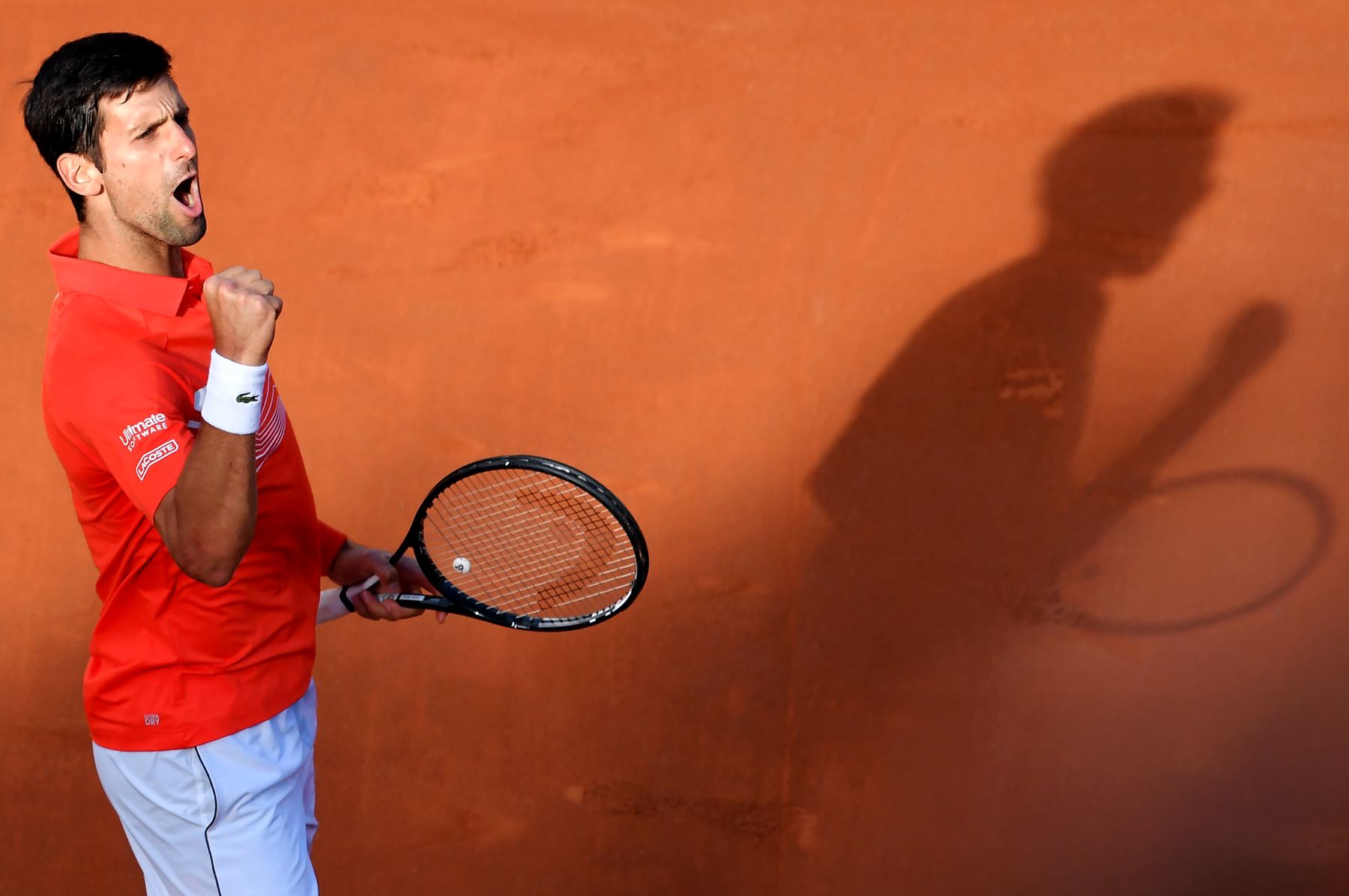 Novak Djokovic de Serbia reacciona después de ganar un punto contra Rafael Nadal de España durante su último partido de tenis del torneo ATP Masters en el Foro Italico en Roma .
Foto:AFP