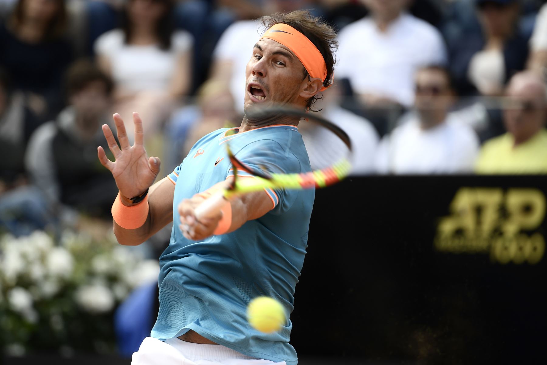 Rafael Nadal de España devuelve el balón a Novak Djokovic de Serbia durante su último partido de tenis del torneo ATP Masters en el Foro Italico en Roma.
Foto:AFP