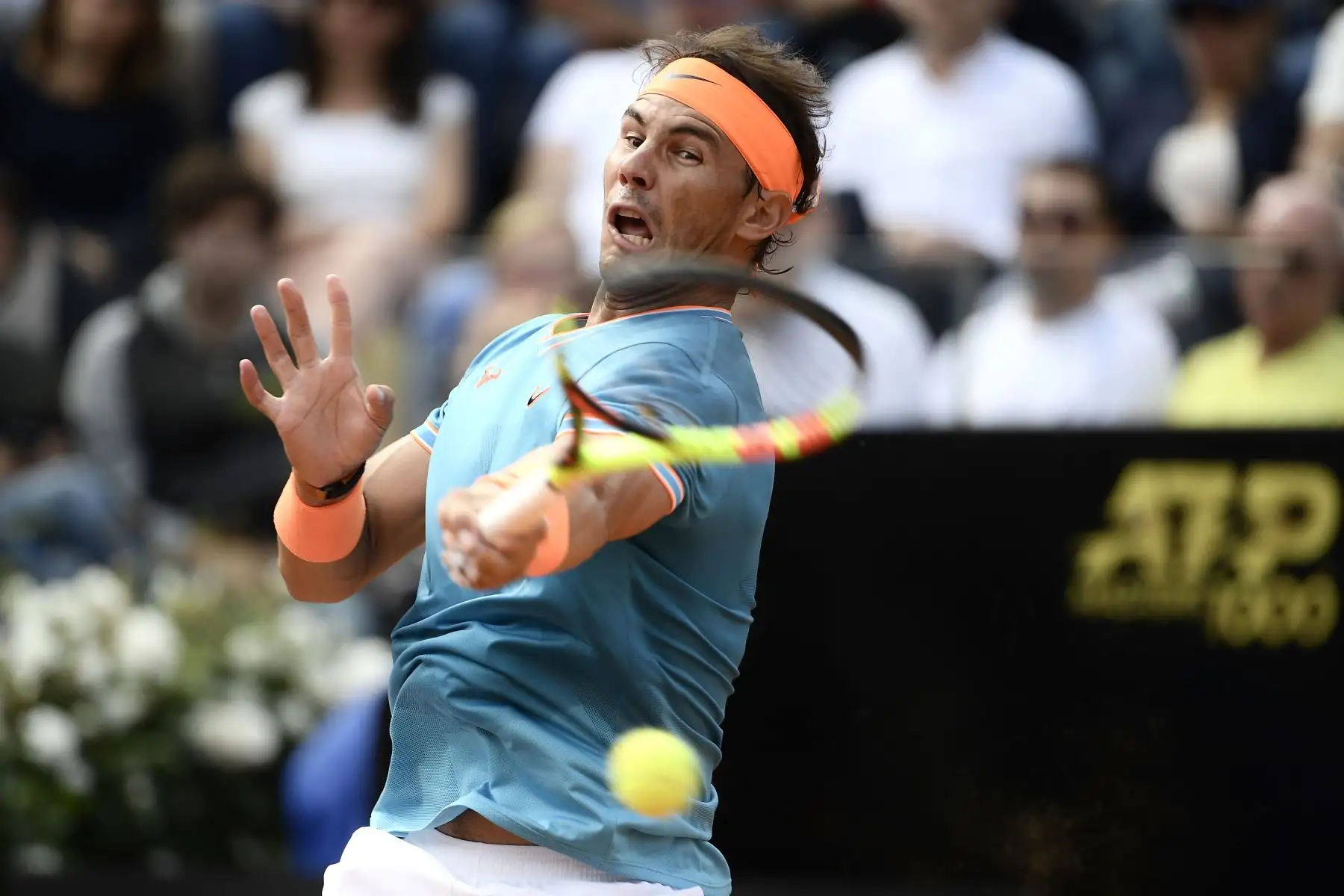 Rafael Nadal de España devuelve el balón a Novak Djokovic de Serbia durante su último partido de tenis del torneo ATP Masters en el Foro Italico en Roma.
Foto:AFP