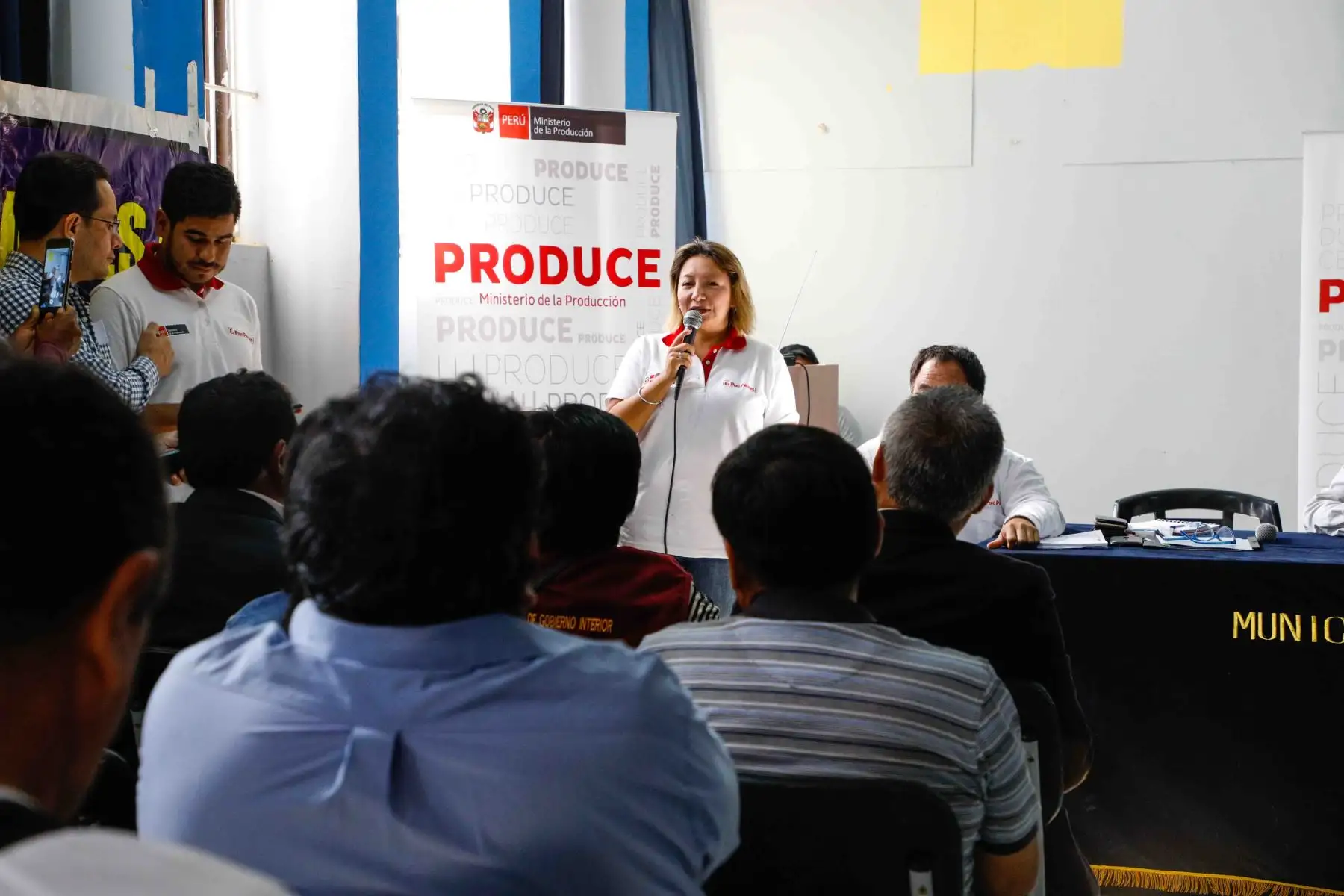 Ministra de la Producción, Rocío Barrios, se reunió con pescadores de Ica.
