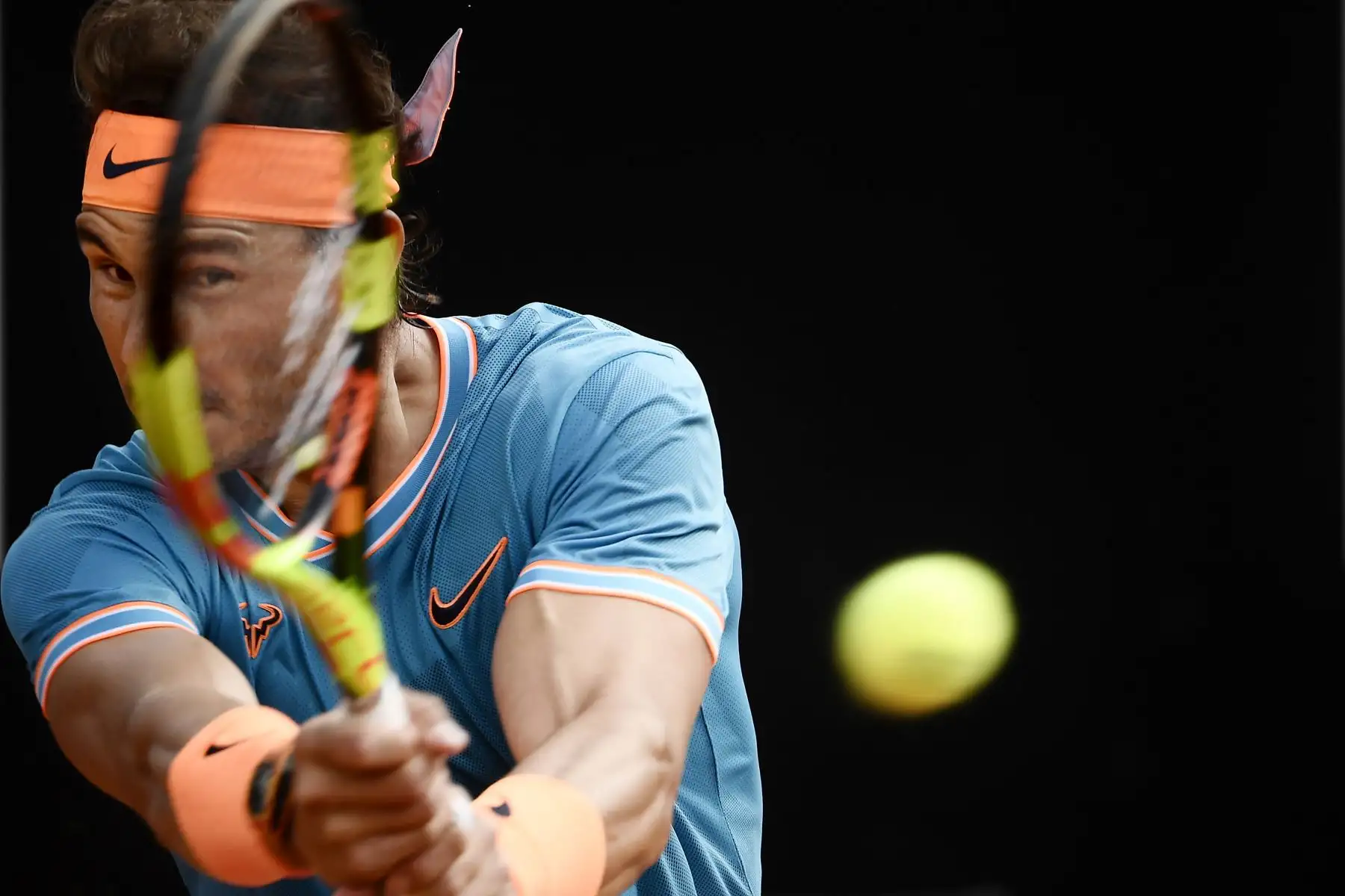Rafael Nadal de España devuelve un revés a Novak Djokovic de Serbia durante su último partido de tenis del torneo ATP Masters en el Foro Italico en Roma.
Foto:AFP