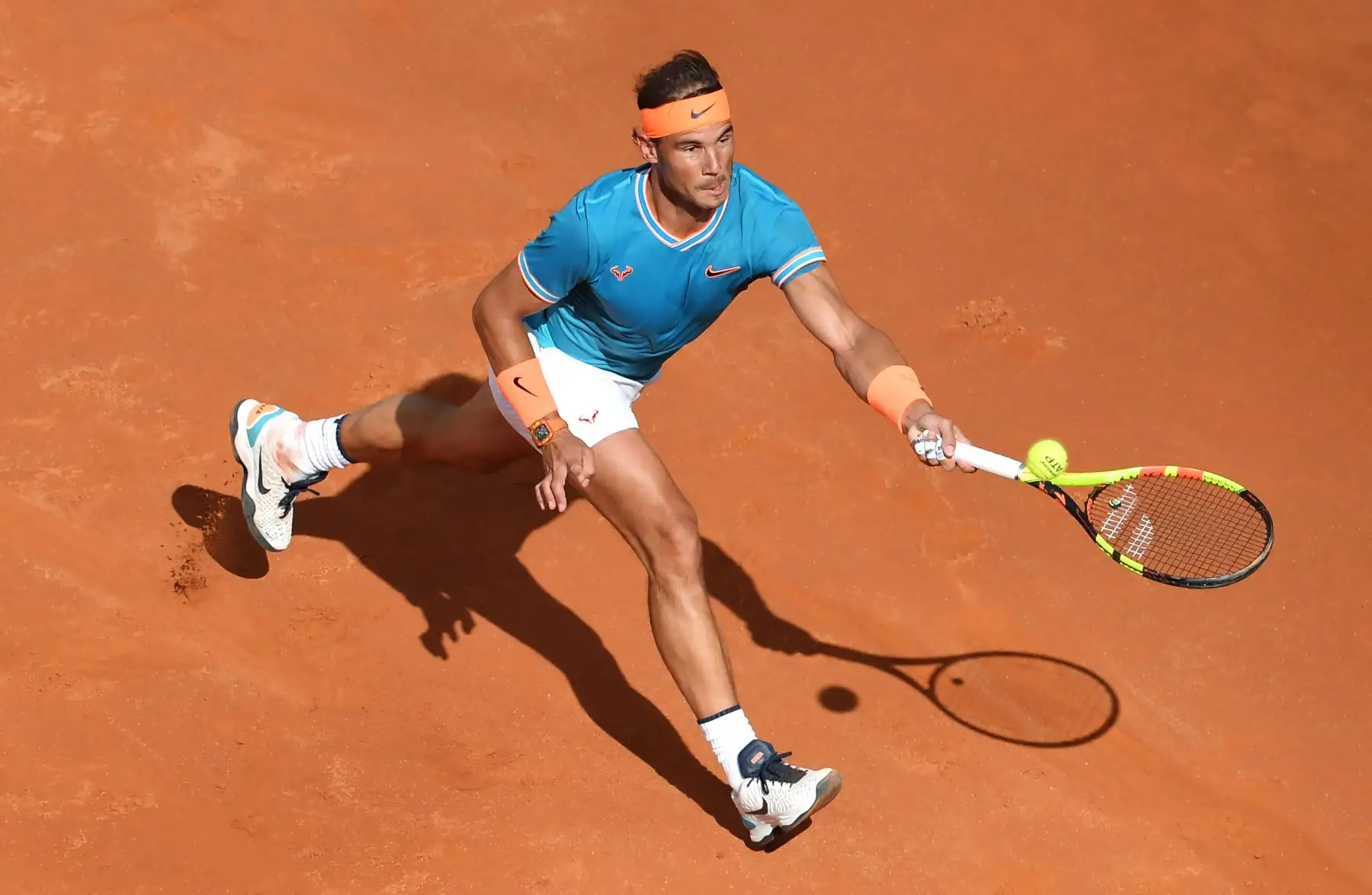 Rafael Nadal de España regresa a Novak Djokovic de Serbia durante su último partido de tenis del torneo ATP Masters en el Foro Italico en Roma.
Foto:AFP