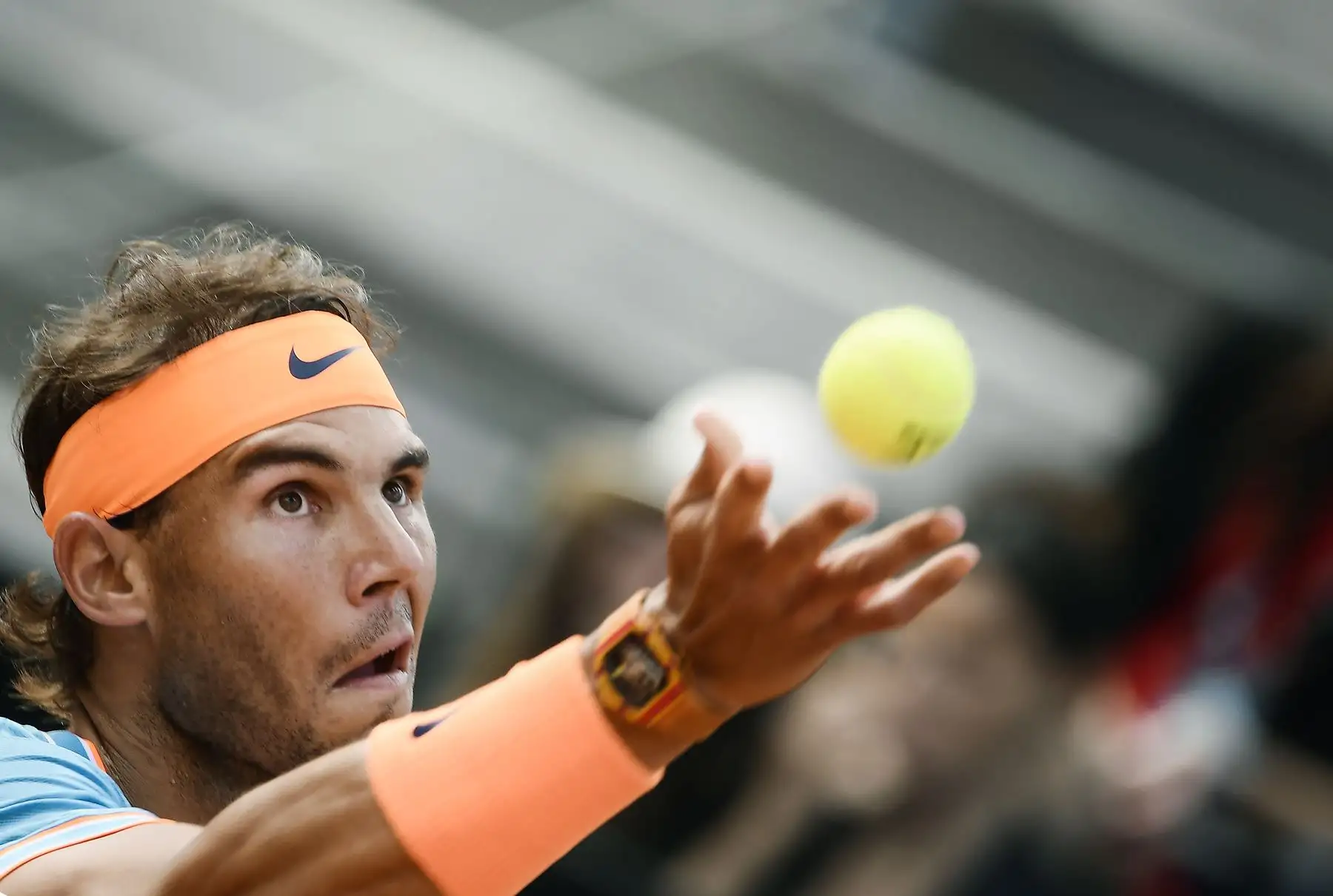 Rafael Nadal de España sirve a Novak Djokovic de Serbia durante su último partido de tenis del torneo ATP Masters en el Foro Italico en Roma .
Foto:AFP