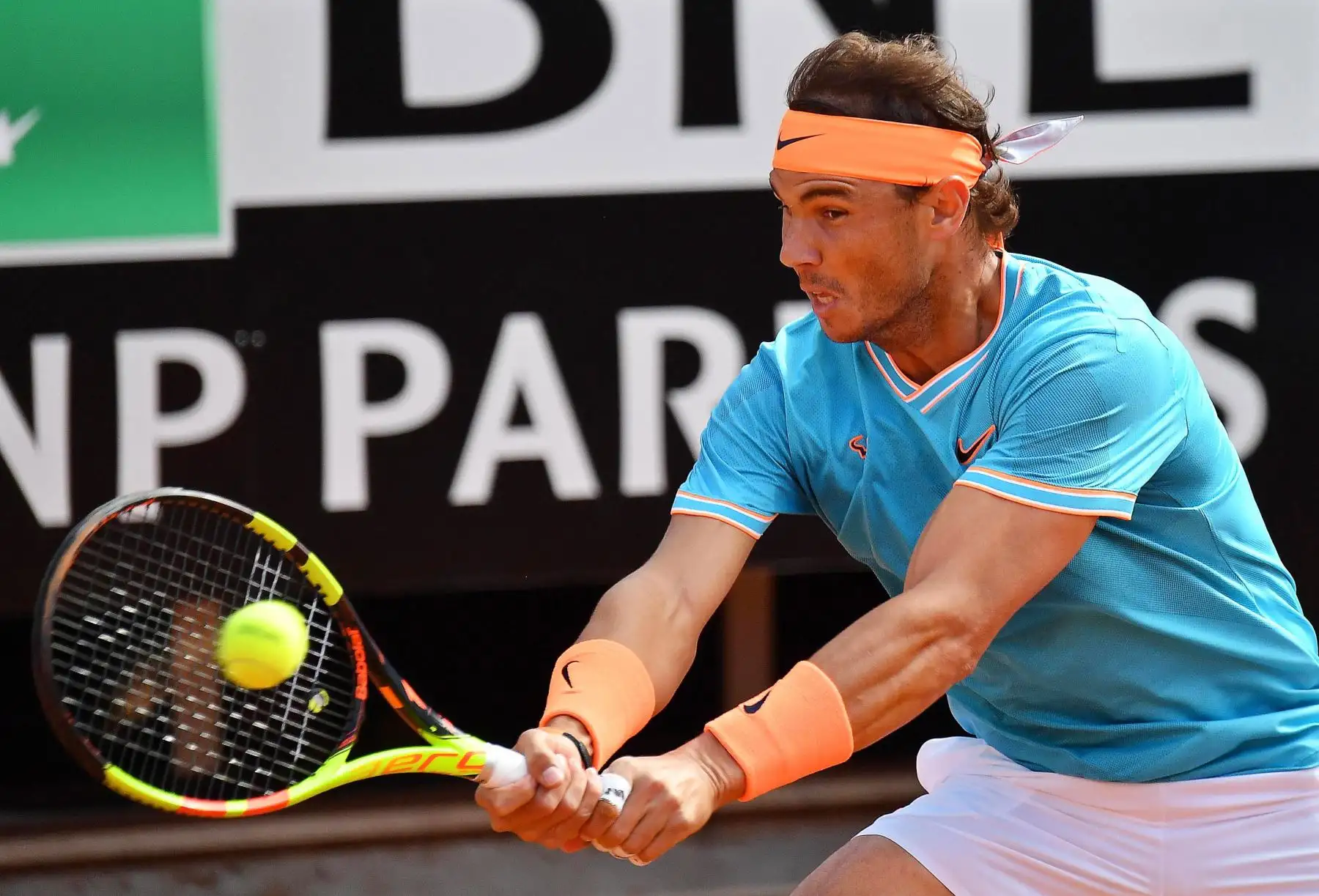 Rafael Nadal de España en acción contra Novak Djokovic de Serbia durante su último partido de individuales masculino en el torneo de tenis del Abierto de Italia en Roma, Italia.
Foto:EFE