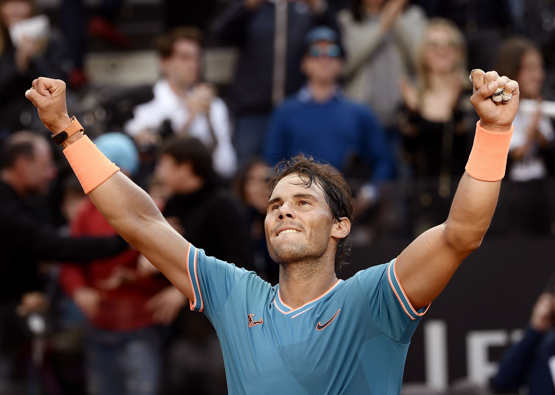 Rafael Nadal de España celebra después de ganar contra Novak Djokovic de Serbia durante su último partido de tenis del torneo ATP Masters en el Foro Italico en Roma.
Foto:AFP