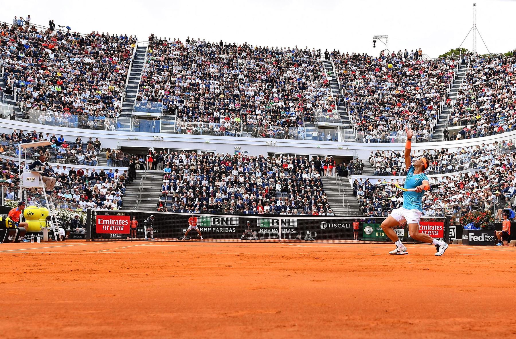 Rafael Nadal (frente) de España en acción contra Novak Djokovic de Serbia durante su último partido individual masculino en el torneo de tenis Open italiano en Roma, Italia.
Foto:AFP