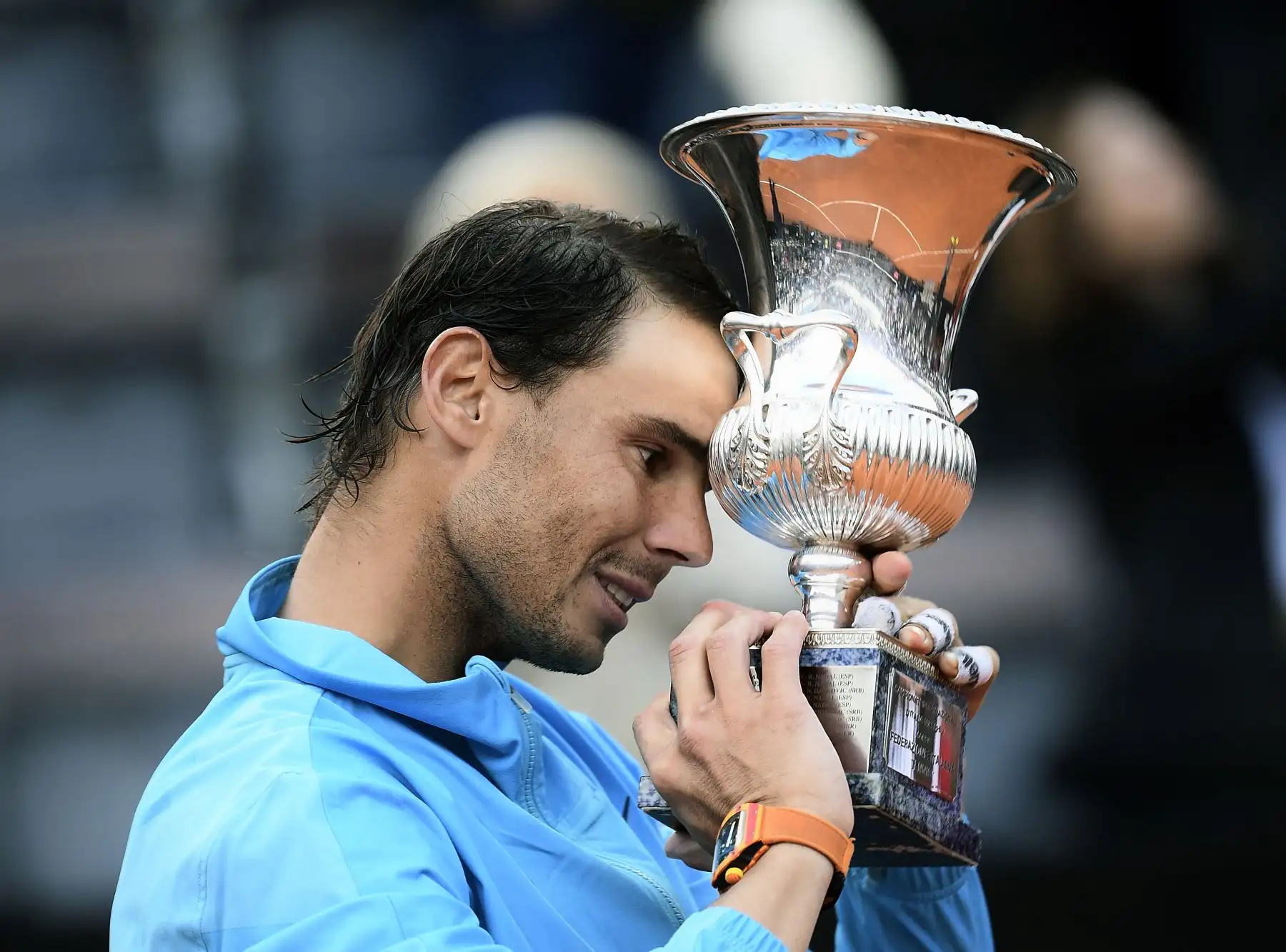 Rafael Nadal de España posa con el trofeo después de ganar contra Novak Djokovic de Serbia durante su último partido de tenis del torneo ATP Masters en el Foro Italico en Roma.
Foto:AFP
