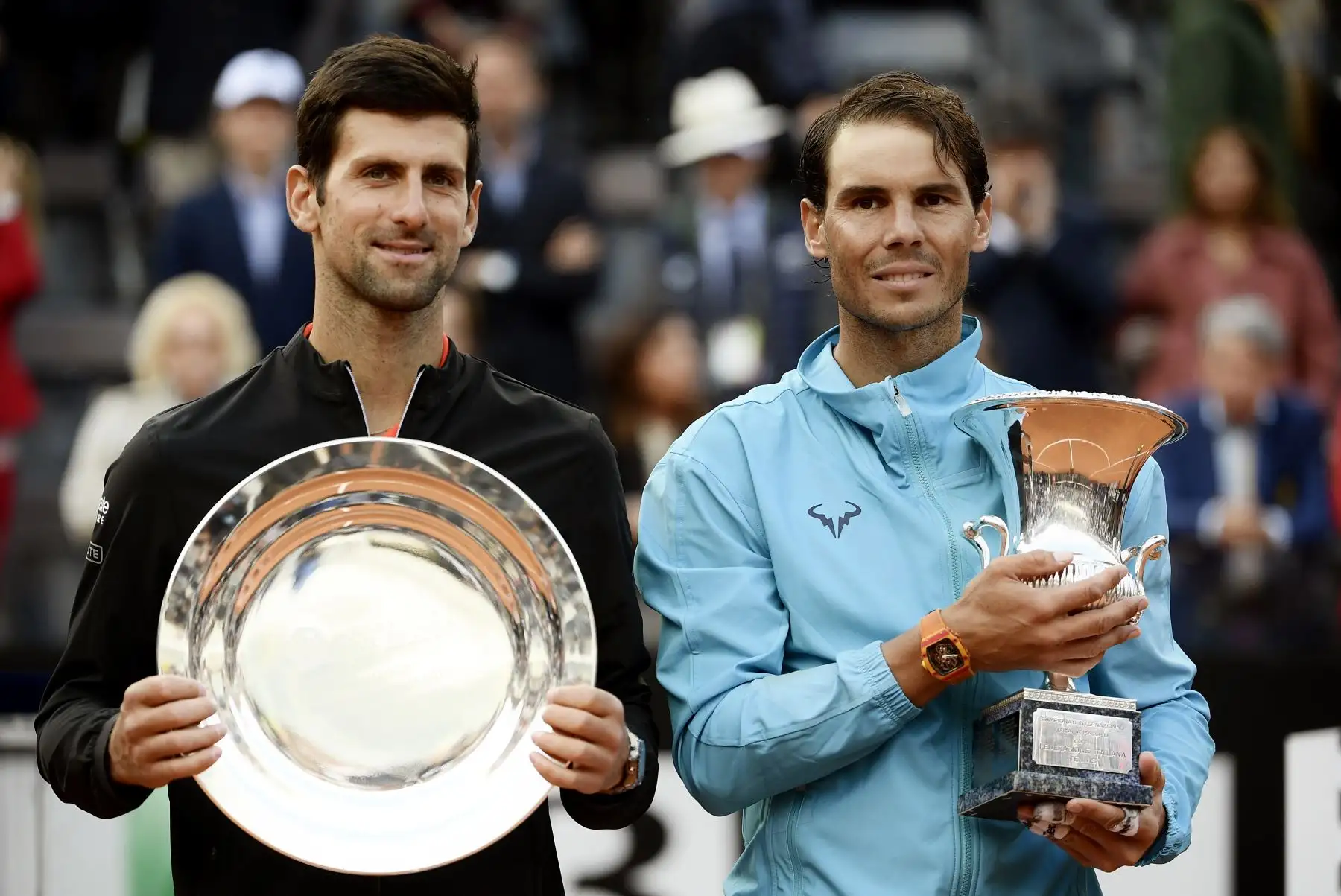 Rafael Nadal (R) de España posa con Novak Djokovic de Serbia después de ganar el último torneo de tenis ATP Masters en el Foro Italico en Roma.
Foto:AFP