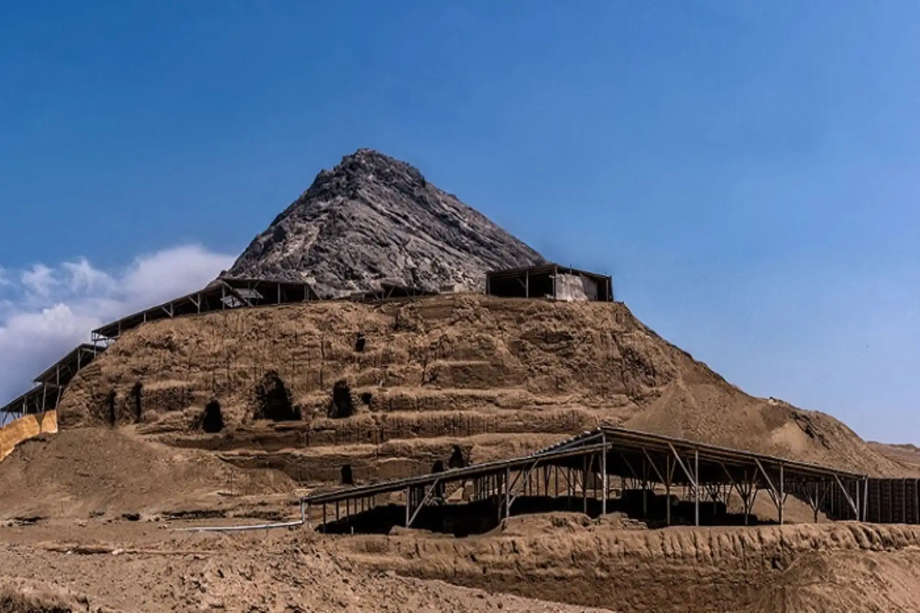 Las huacas del Sol y la Luna se ubican aproximadamente a 8 kilómetros de Trujillo, capital de la región La Libertad, y fueron grandes monumentos arquitectónicos de la cultura Moche.
