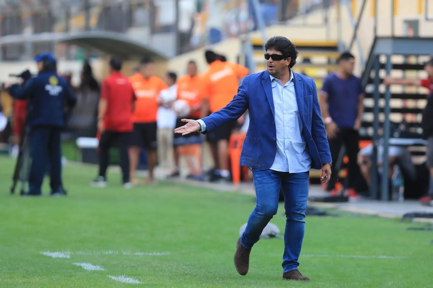 Entrenador del Municipal, Victor Rivera hace un reclamo en el partido entre Universitario y Municipal por la fecha 14 de la Liga 1 Apertura en el estadio monumental de Ate.
Foto: ANDINA/Juan Carlos Guzmán