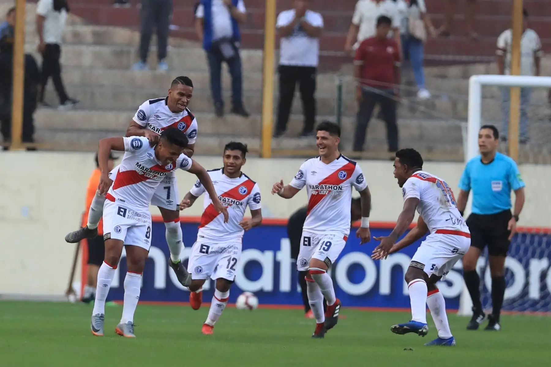 Universitario perdió 4-2 con Municipal en el estadio Monumental

Foto: ANDINA/Juan Carlos Guzmán Negrini.