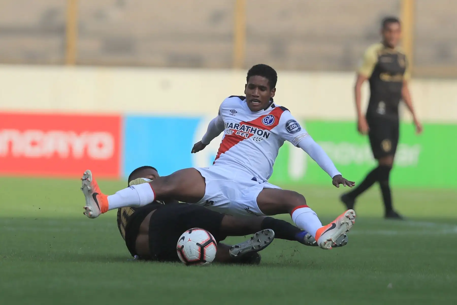 Universitario perdió 4-2 con Municipal en el estadio Monumental

Foto: ANDINA/Juan Carlos Guzmán Negrini.