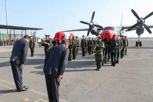 Con honores fueron recibidos esta tarde los restos mortales del suboficial de Segunda EP Aldo Castillo Morales y del suboficial Superior PNP Richard Aucapoma Chávez, quienes perecieron el último viernes en un accidente de helicóptero en la región Amazonas, donde cumplían labores de desminado humanitario en la frontera norte.