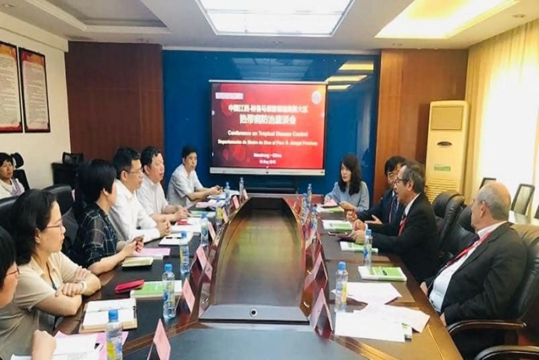 El gobernador regional de Madre de Dios, Luis Hidalgo Okimura, participa en la importante Expo Central China 2019, donde viene gestionando apoyo de las autoridades y empresarios chinos para desarrollar proyectos productivos y sociales.