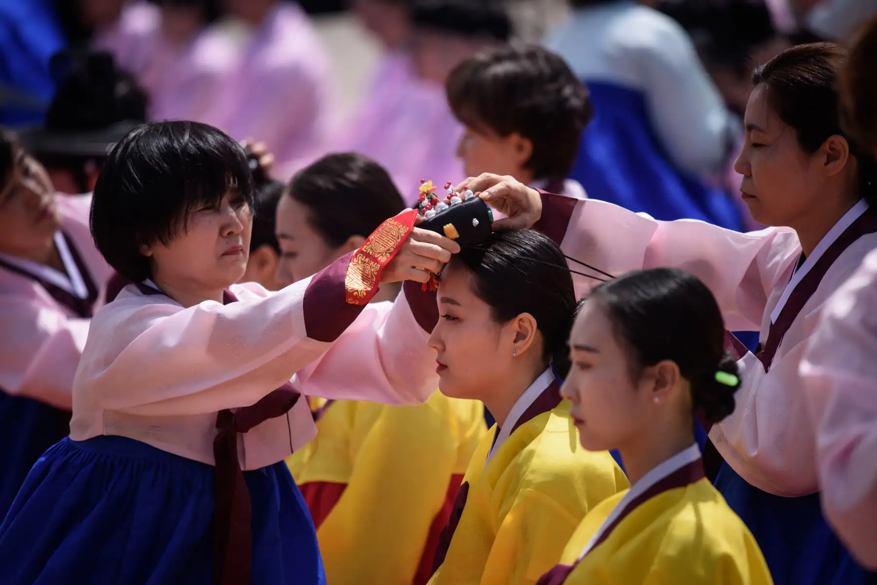 Mujeres surcoreanas de 20 años participan de la tradicional ceremonia por la llegada a la mayoría de edad, realizada en el Palacio de Gyeonghui, Corea del Sur. La Mayoría de Edad se celebra el tercer lunes de Mayo. Foto: AFP