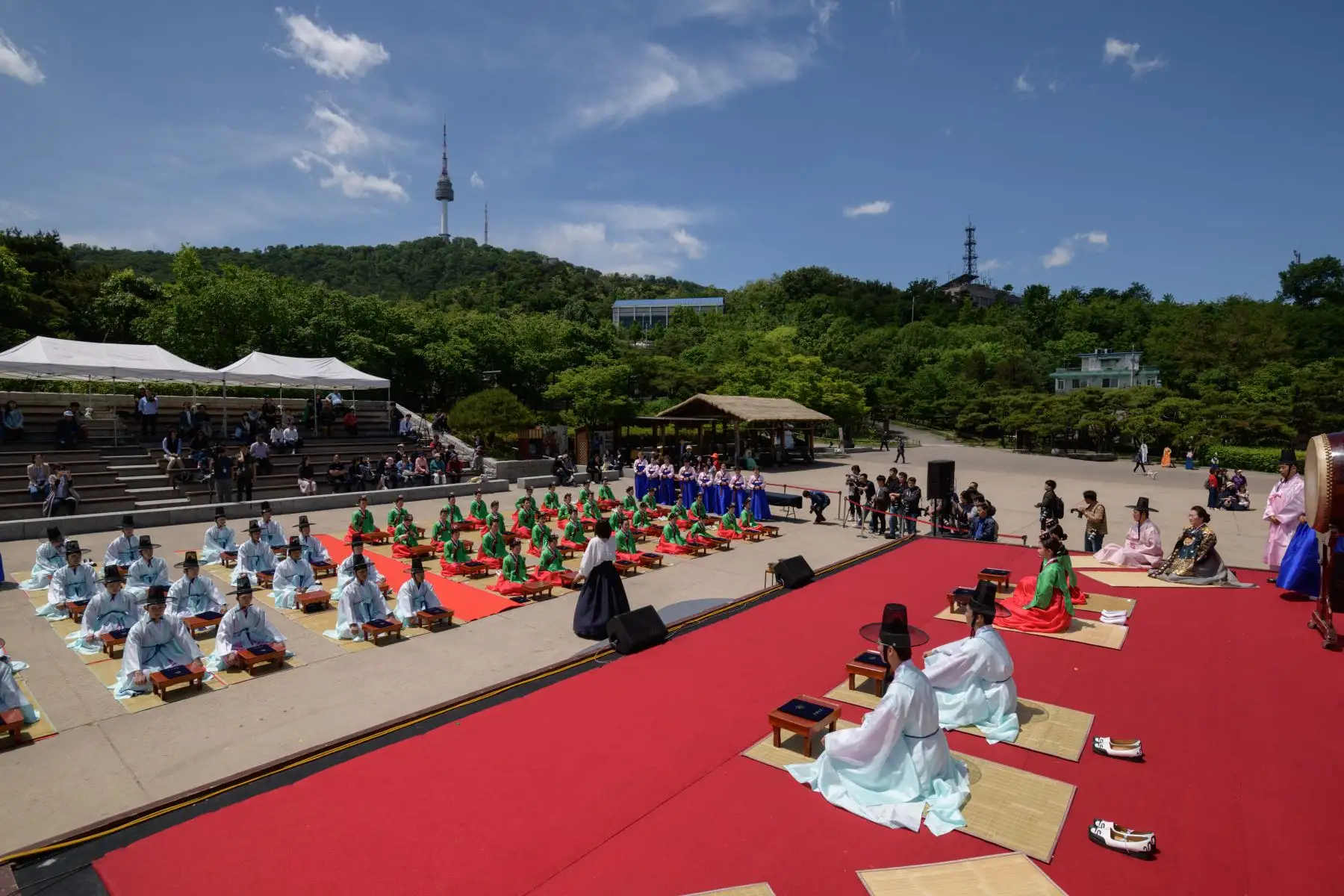 Mujeres surcoreanas de 20 años participan de la tradicional ceremonia por la llegada a la mayoría de edad, realizada en el Palacio de Gyeonghui, Corea del Sur. La Mayoría de Edad se celebra el tercer lunes de Mayo. Foto: AFP