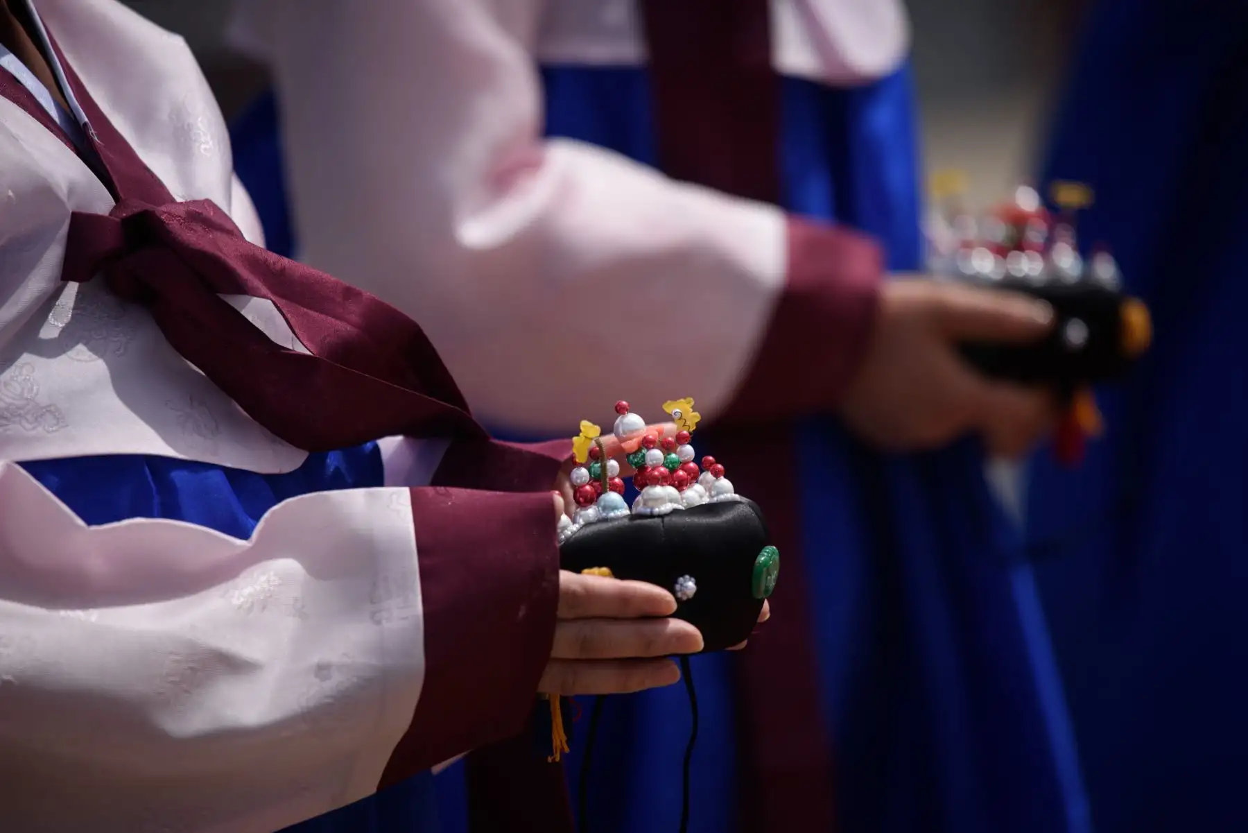 Mujeres surcoreanas de 20 años participan de la tradicional ceremonia por la llegada a la mayoría de edad, realizada en el Palacio de Gyeonghui, Corea del Sur. La Mayoría de Edad se celebra el tercer lunes de Mayo. Foto: AFP