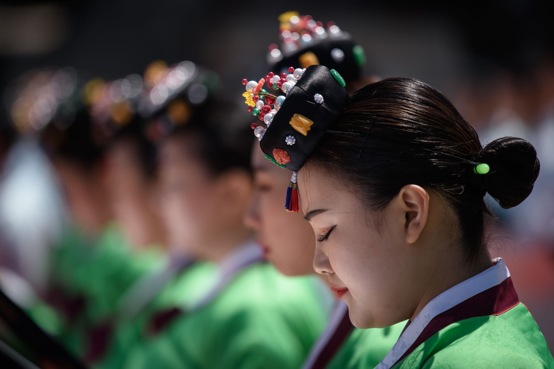 Mujeres surcoreanas de 20 años participan de la tradicional ceremonia por la llegada a la mayoría de edad, realizada en el Palacio de Gyeonghui, Corea del Sur. La Mayoría de Edad se celebra el tercer lunes de Mayo. Foto: AFP