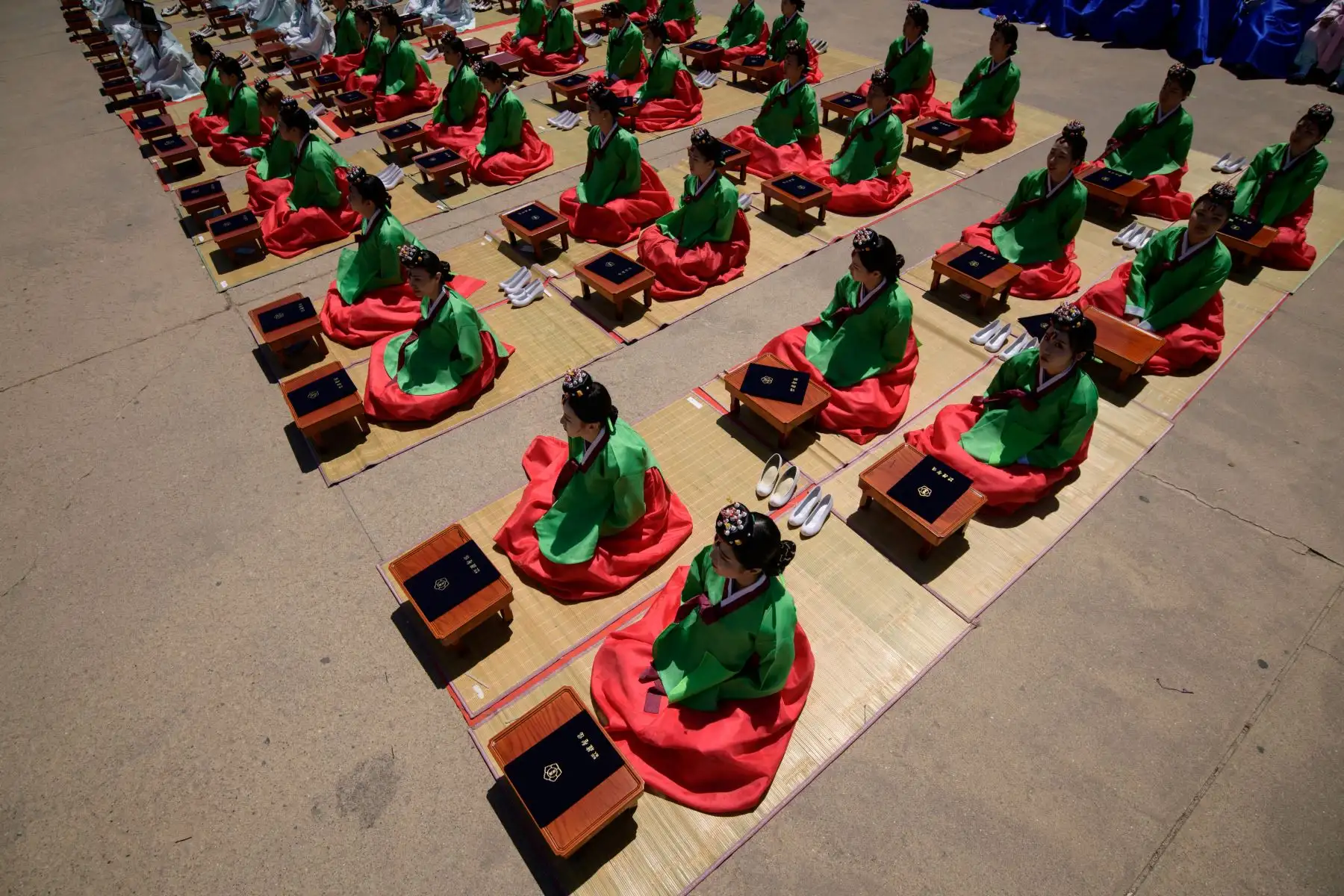 Mujeres surcoreanas de 20 años participan de la tradicional ceremonia por la llegada a la mayoría de edad, realizada en el Palacio de Gyeonghui, Corea del Sur. La Mayoría de Edad se celebra el tercer lunes de Mayo. Foto: AFP