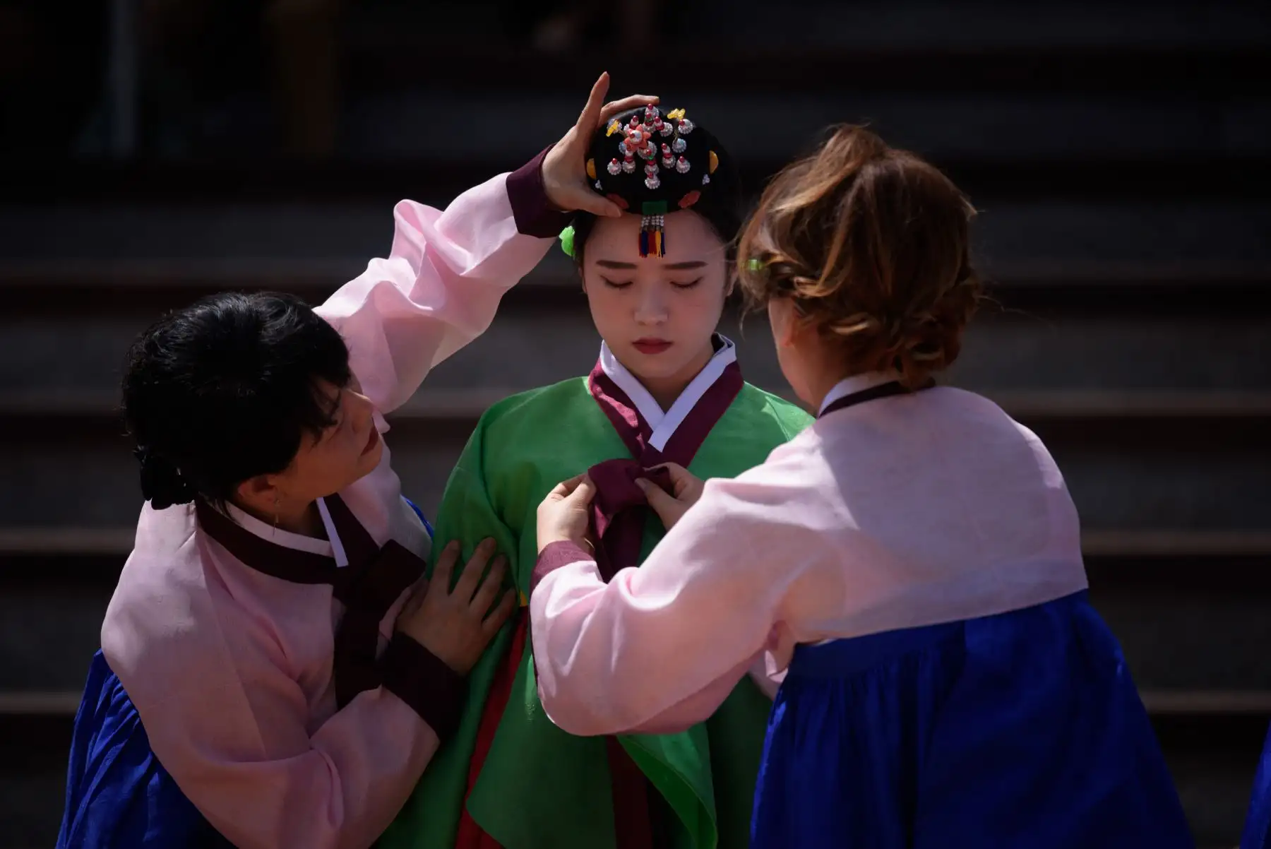 Mujeres surcoreanas de 20 años participan de la tradicional ceremonia por la llegada a la mayoría de edad, realizada en el Palacio de Gyeonghui, Corea del Sur. La Mayoría de Edad se celebra el tercer lunes de Mayo. Foto: AFP
