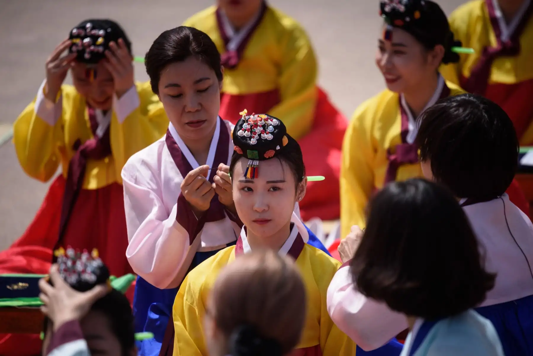 Mujeres surcoreanas de 20 años participan de la tradicional ceremonia por la llegada a la mayoría de edad, realizada en el Palacio de Gyeonghui, Corea del Sur. La Mayoría de Edad se celebra el tercer lunes de Mayo. Foto: AFP