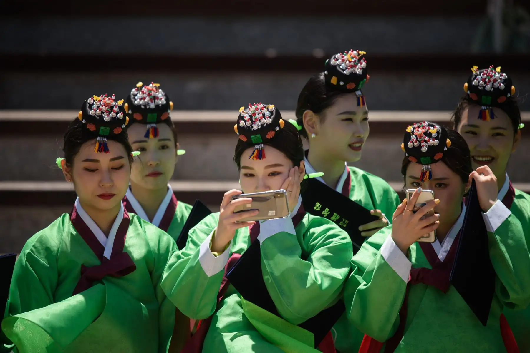 Mujeres surcoreanas de 20 años participan de la tradicional ceremonia por la llegada a la mayoría de edad, realizada en el Palacio de Gyeonghui, Corea del Sur. La Mayoría de Edad se celebra el tercer lunes de Mayo. Foto: AFP