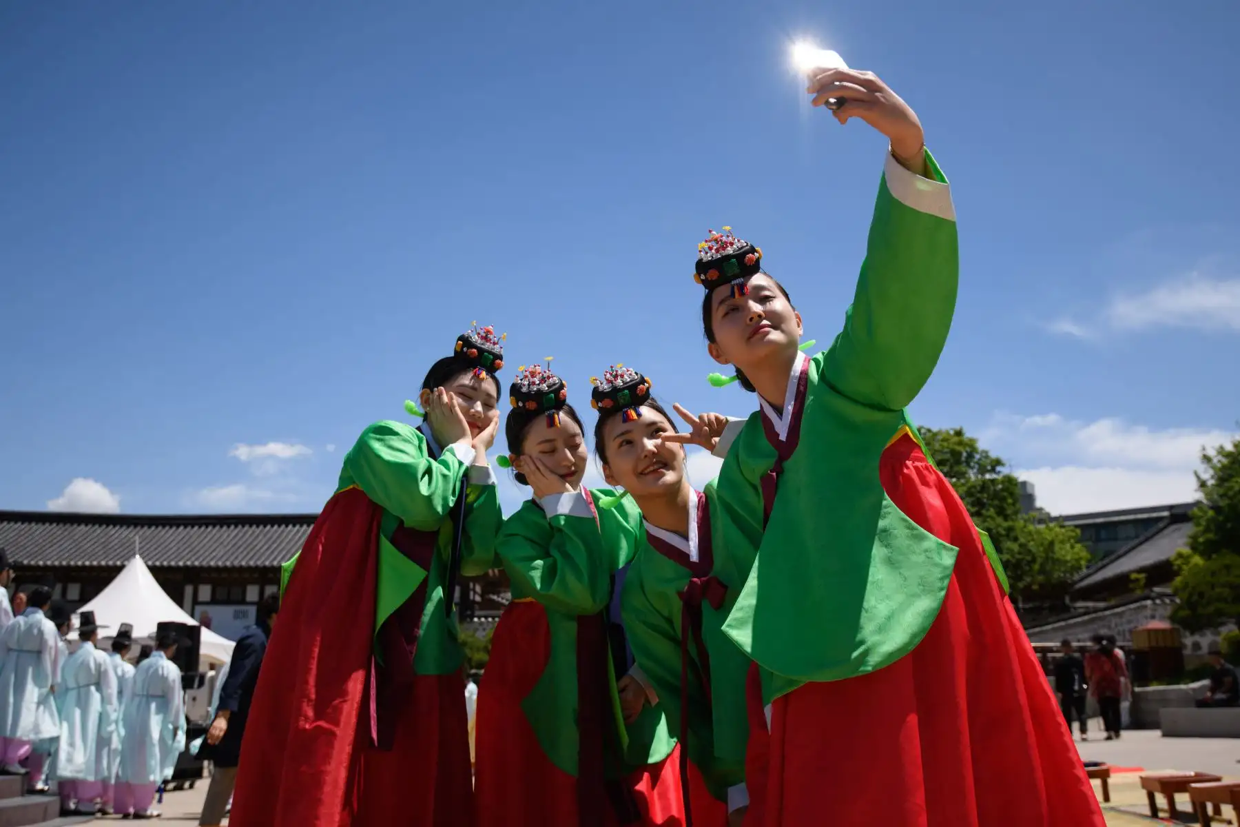 Mujeres surcoreanas de 20 años participan de la tradicional ceremonia por la llegada a la mayoría de edad, realizada en el Palacio de Gyeonghui, Corea del Sur. La Mayoría de Edad se celebra el tercer lunes de Mayo. Foto: AFP