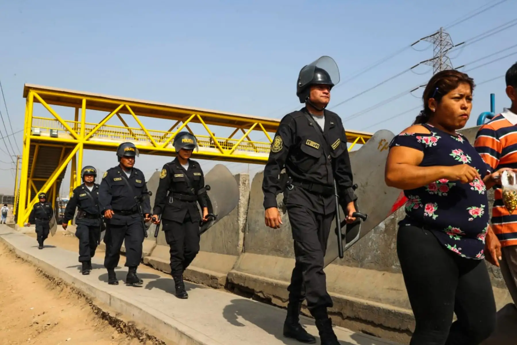 Policía antimotines resguarda marcha de pobladores del Puente Piedra contra peaje. Foto: ANDINA/ Norman Cordova