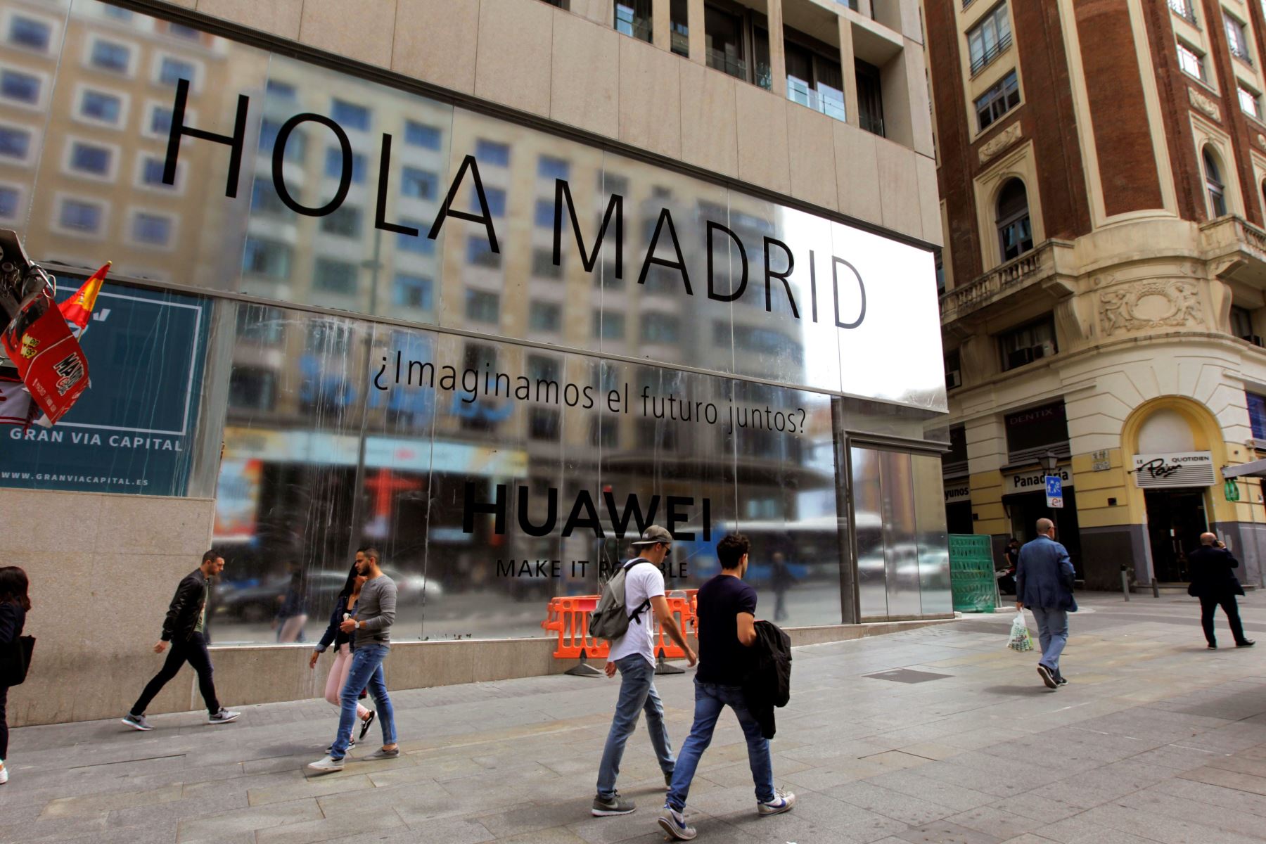 MADRID,La empresa Huawei mantiene el lanzamiento de su primer móvil con pantalla plegable, el Huawei Mate X, para junio, pese al anuncio de Google y otras tecnológicas estadounidenses de dejar de vender componentes y software al gigante chino. Foto: EFE