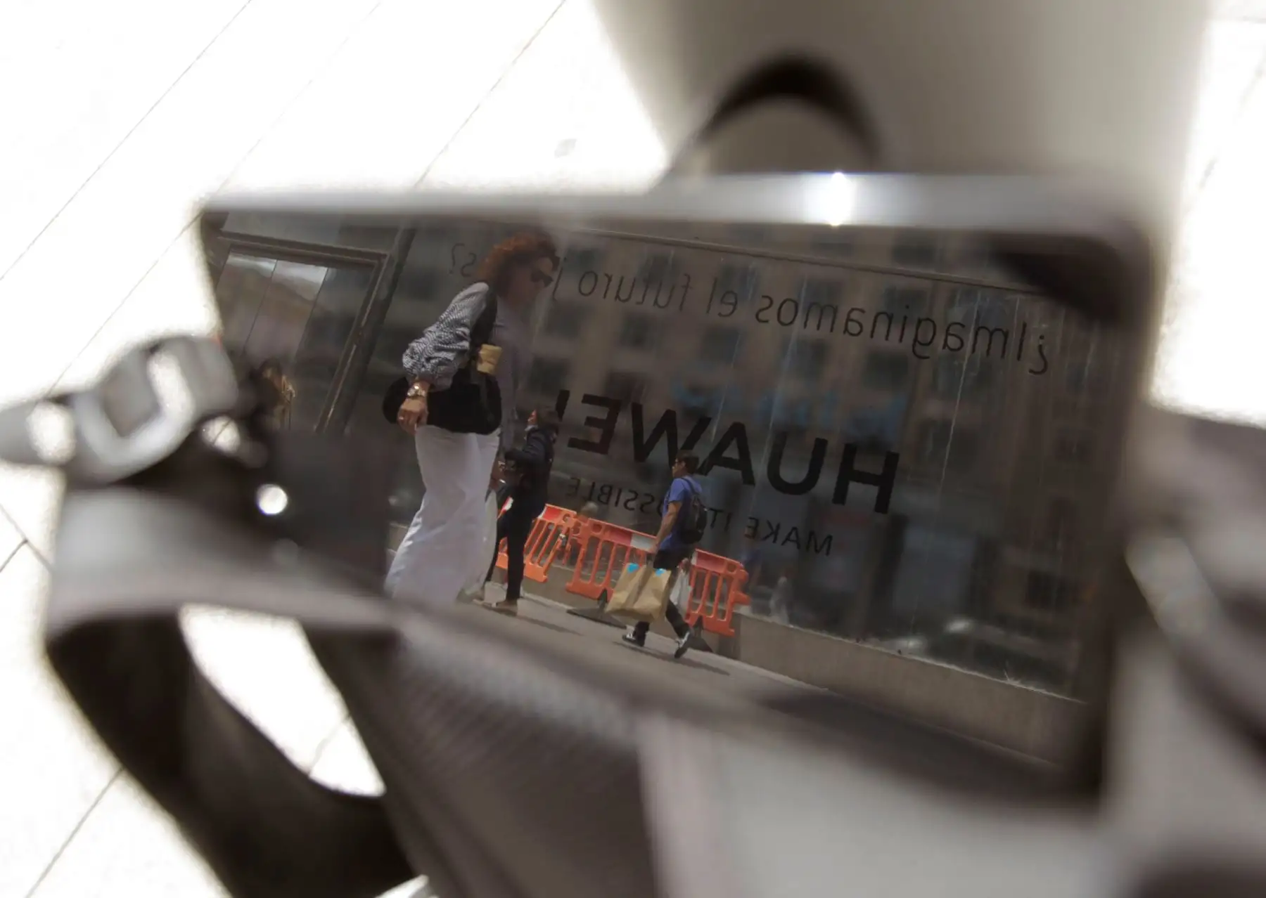 MADRID,La empresa Huawei mantiene el lanzamiento de su primer móvil con pantalla plegable, el Huawei Mate X, para junio, pese al anuncio de Google y otras tecnológicas estadounidenses de dejar de vender componentes y software al gigante chino. Foto: EFE