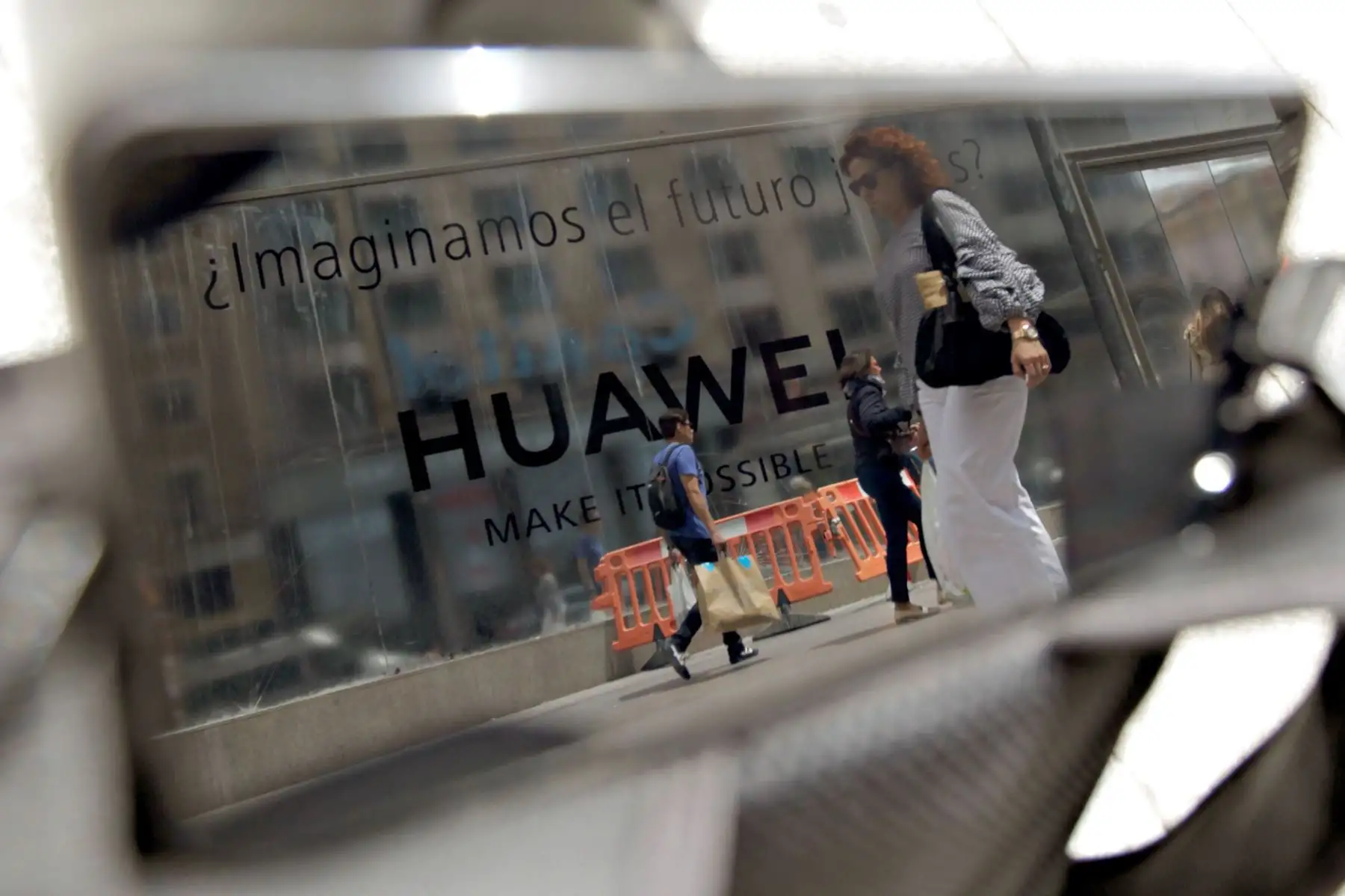 MADRID,La empresa Huawei mantiene el lanzamiento de su primer móvil con pantalla plegable, el Huawei Mate X, para junio, pese al anuncio de Google y otras tecnológicas estadounidenses de dejar de vender componentes y software al gigante chino. Foto: EFE