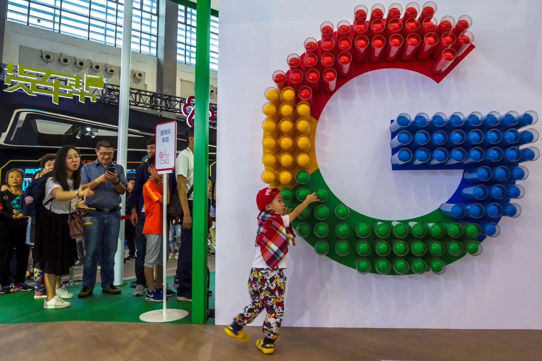 Imagen de archivo realizada el 28 de mayo de 2018 que muestra a varias personas mientras aguardan en fila frente al puesto de Google en la exposición sobre Big Data que se realizó en Guiyang (China). Las principales empresas tecnológicas de Estados Unidos, entre ellas Google, dejarán de vender componentes y software al gigante chino de las telecomunicaciones Huawei, en repuesta a la directiva dada la semana pasada por el presidente del país, Donald Trump. Foto: EFE