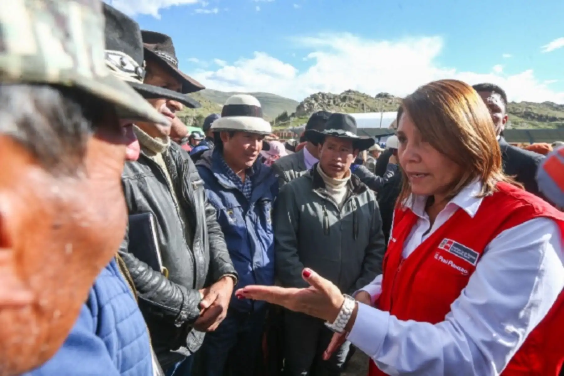De esta manera, dijo la titular del Midis, se cumple el compromiso asumido por el presidente del Consejo de Ministros, Salvador del Solar, el 11 de abril en el distrito de Challhuahuacho, en el sentido de crear una comisión para impulsar el desarrollo del área de influencia del proyecto minero Las Bambas.