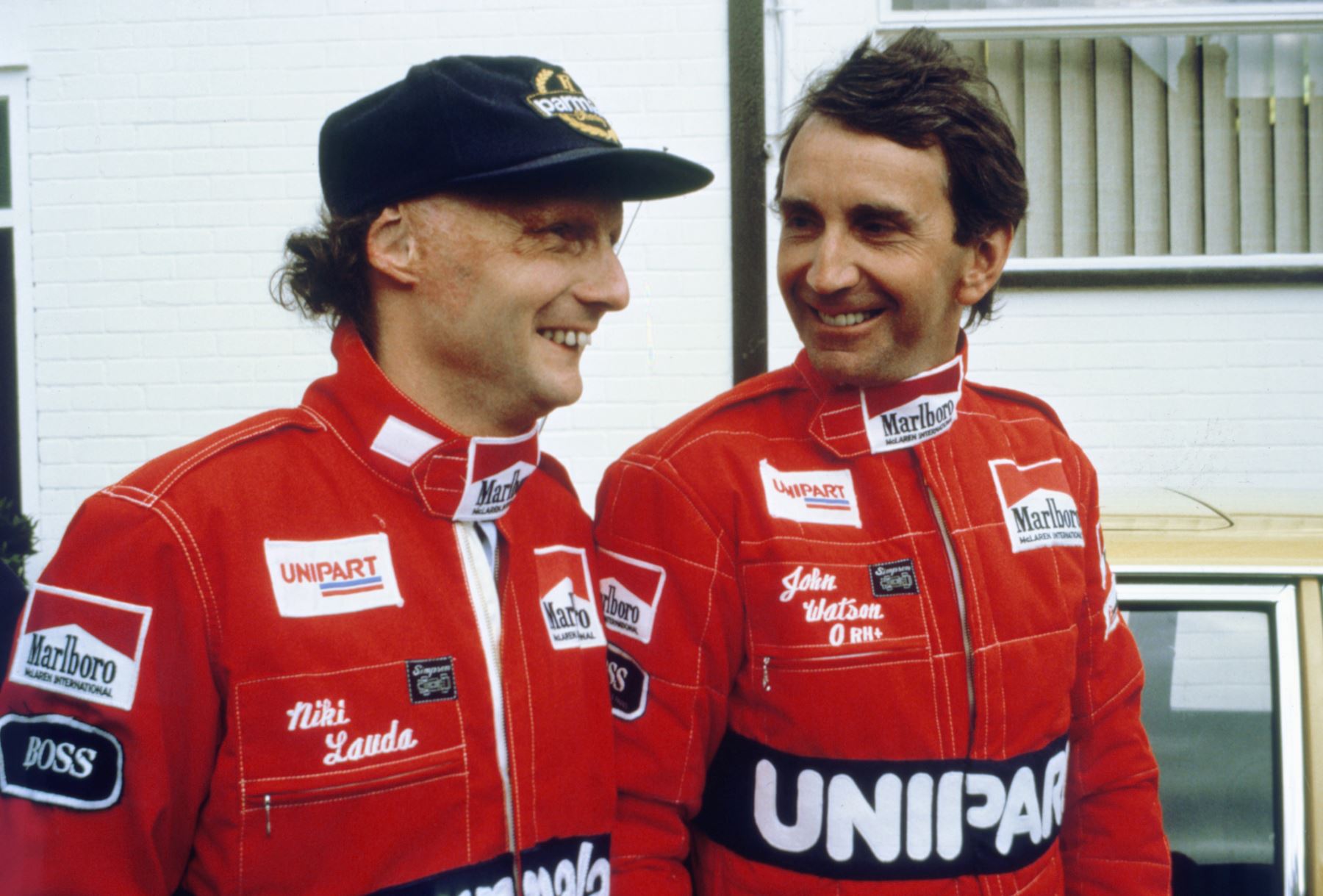El ex campeón de Fórmula Uno, Niki Lauda, habla con el piloto de Fórmula 1 de Inglaterra John Watson en 1981. Foto: AFP