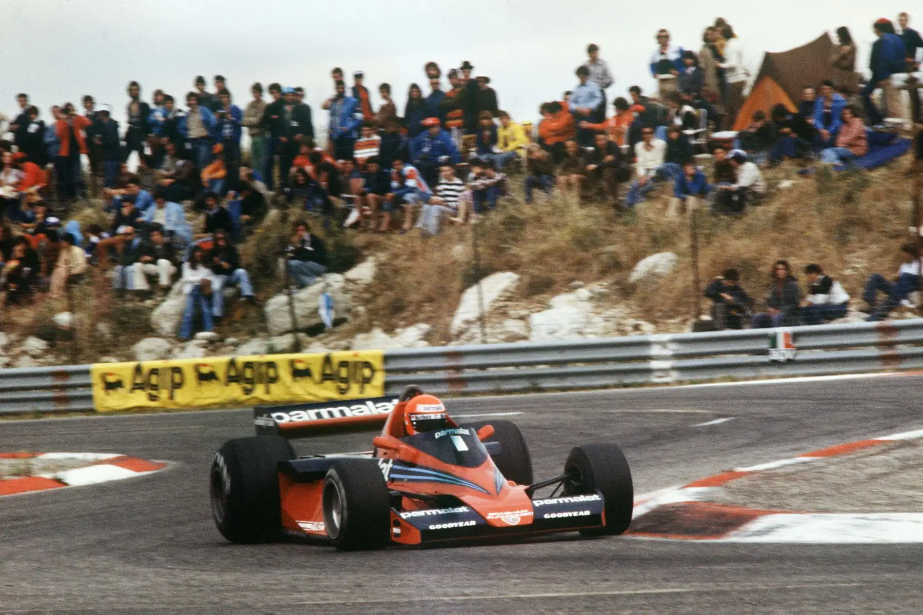 El piloto austriaco de Fórmula Uno, Niki Lauda, ​​conduce su automóvil durante una sesión de entrenamiento en el hipódromo de Paul Ricard Castellet, el 2 de diciembre de 1976.Foto: AFP
