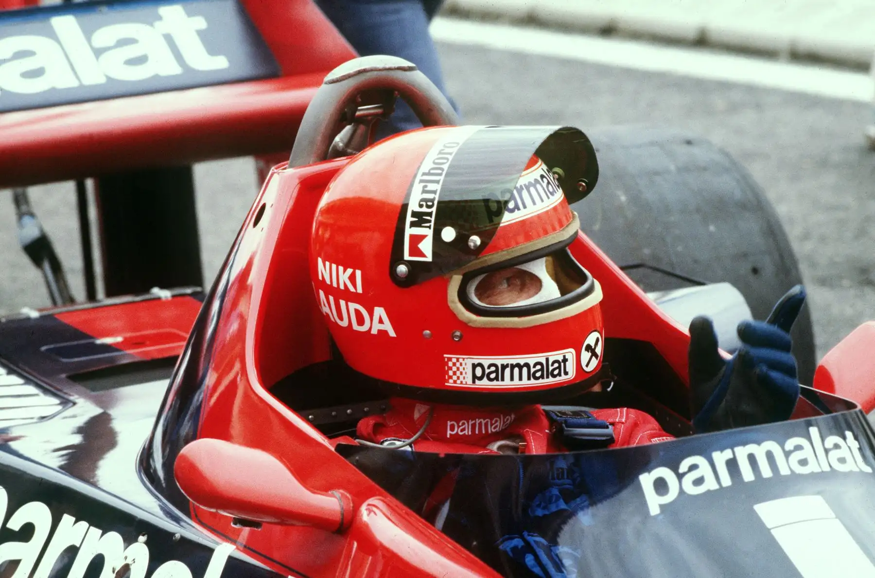 Niki Lauda, ​​gesticula en su automóvil durante una sesión de entrenamiento en el circuito de Le Castellet Paul Ricard el 2 de diciembre de 1976. Foto: AFP
