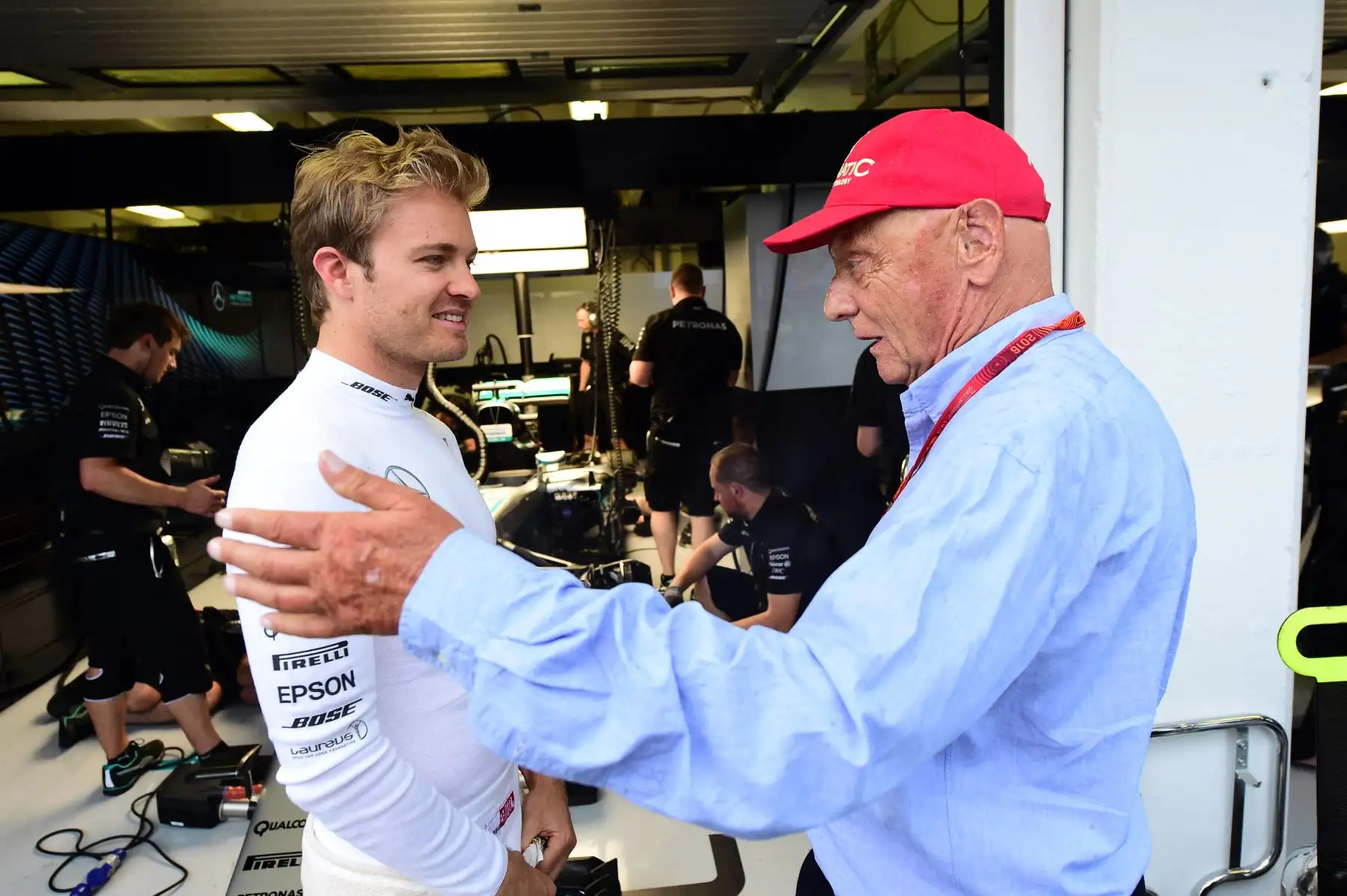 El piloto alemán de Mercedes Nico Rosberg escucha a la leyenda de Fórmula 1 Niki Lauda en Budapest, el 23 de julio de 2016. Foto: AFP