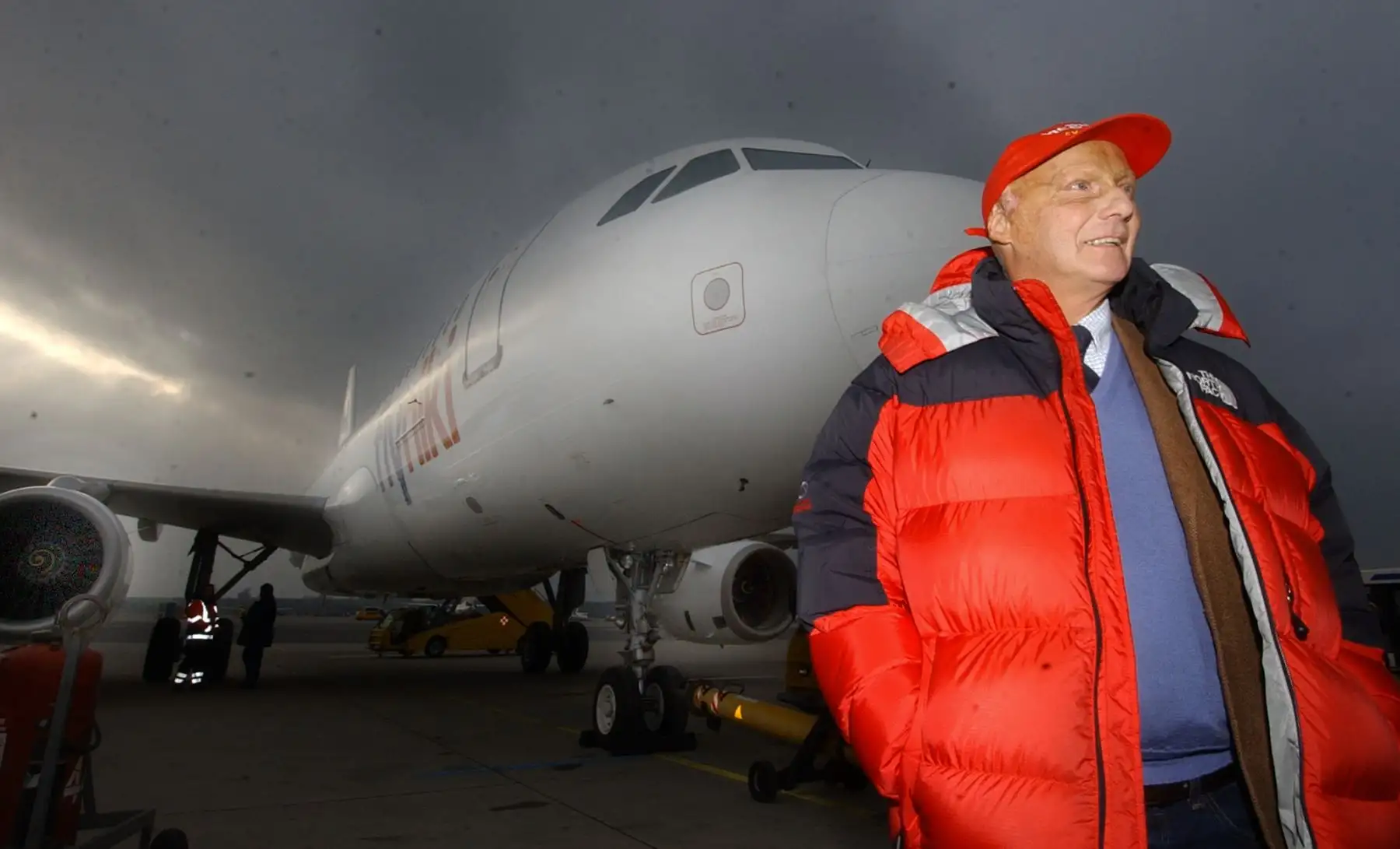 El ex piloto de carreras Niki Lauda posa frente a su nuevo Airbus 320 en el aeropuerto internacional de Viena el 28 de noviembre de 2003. Foto: AFP