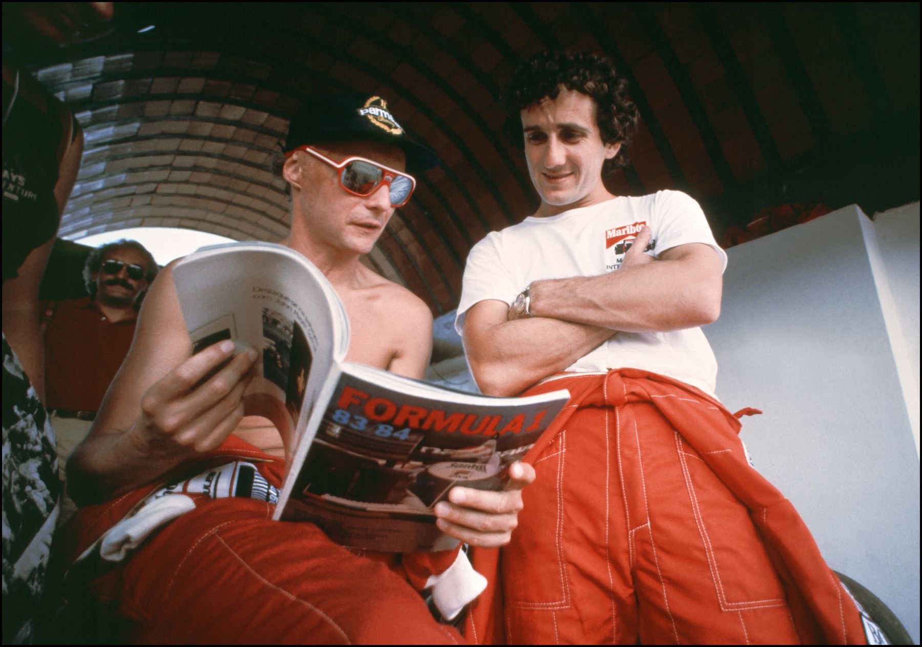 El piloto francés Alain Prost conversa con Niki Lauda, ​​su compañero de equipo en Mac Laren, durante un descanso durante las Pruebas de Gran Premio de Fórmula 1 de Brasil en Río de Janeiro, el 25 de marzo de 1984. Foto: AFP