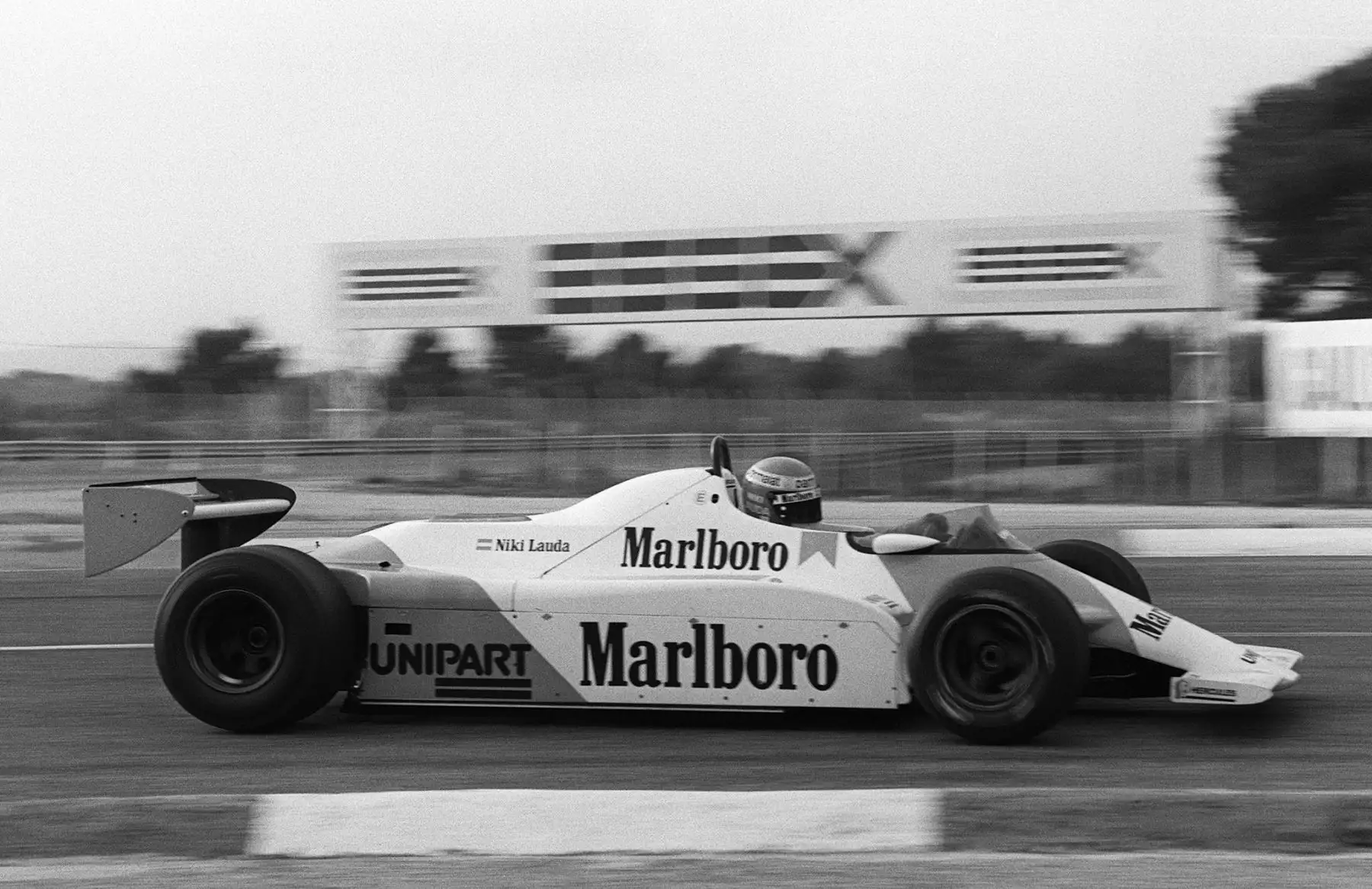 El piloto austriaco de Formula Uno, Niki Lauda, ​​practica al volante de su Mac Laren en el circuito de carreras de Castellet el 20 de noviembre de 1981.Foto: AFP