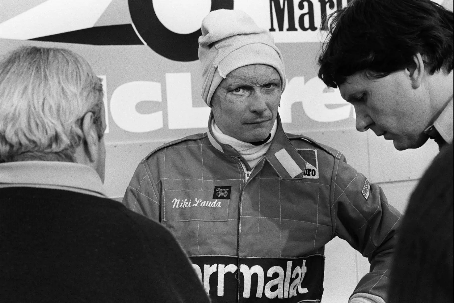 El piloto austriaco de Fomula 1, Niki Lauda, habla con los miembros de MacLaren en el circuito de carreras de Castellet el 20 de noviembre de 1981. Foto: AFP