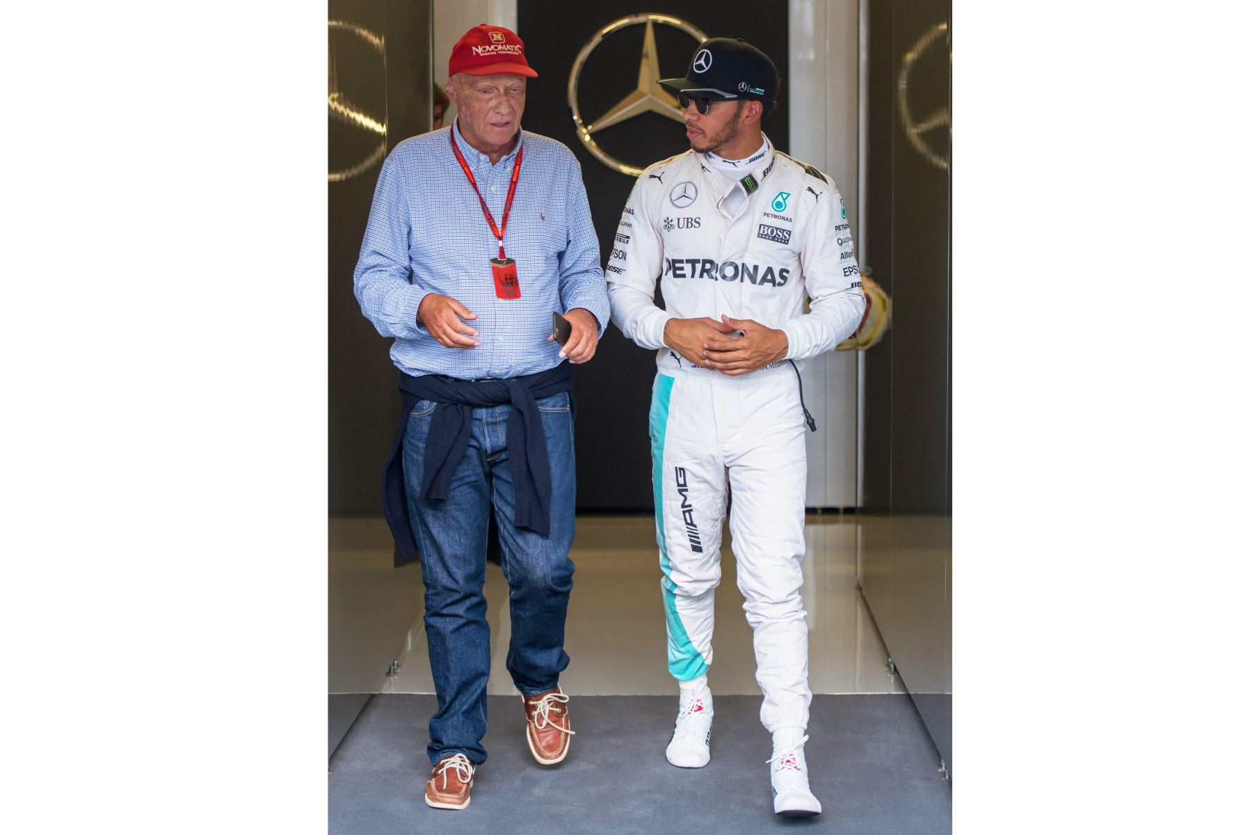 Fotografía de archivo que muestra al ex piloto austriaco de Fórmula Uno Niki Lauda mientras conversa con el piloto británico de Fórmula Uno Lewis Hamilton. Foto: EFE