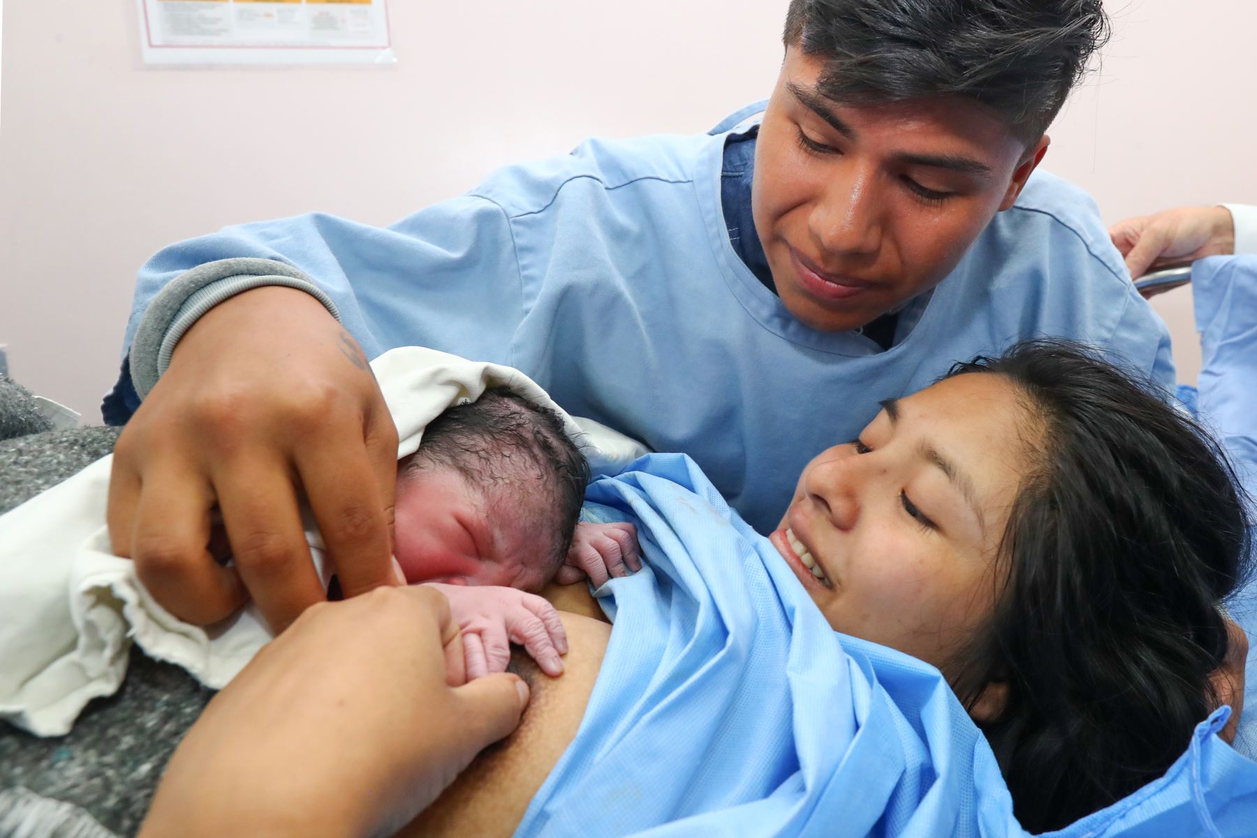 El nacimiento del bebé de Romina y William fue presenciado por policías que se gradúan como "policías parteros". Foto: ANDINA/Norman Córdova