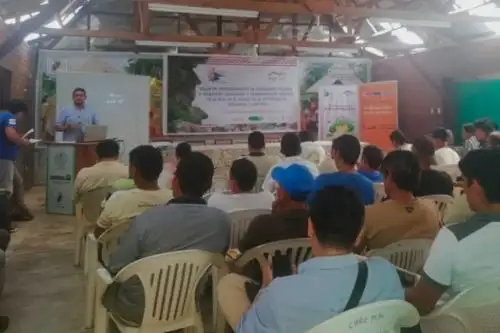 Especialistas de Indecopi informan a representantes de comunidades de Reserva Amarakaeri, Madre de Dios, sobre importancia de registrar marca colectiva.