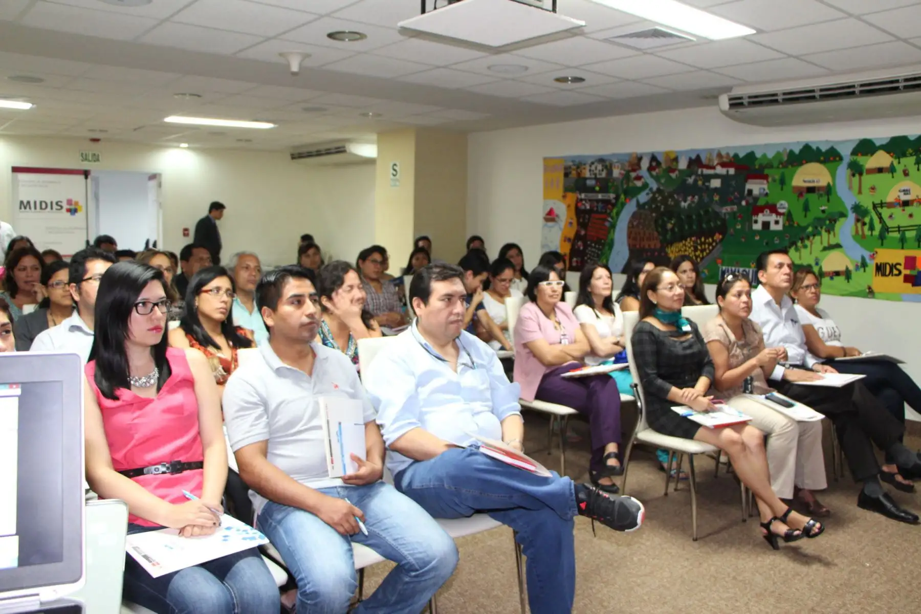 Servidores públicos tienen la oportunidad de profesionalizarse con crédito-beca. Foto: Servir.